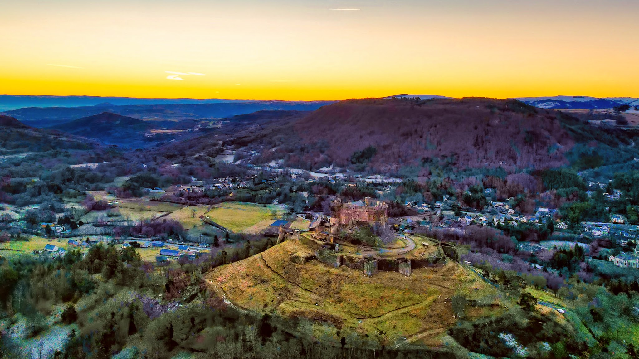 Massif du Sancy, le Château de Murol au lever du soleil