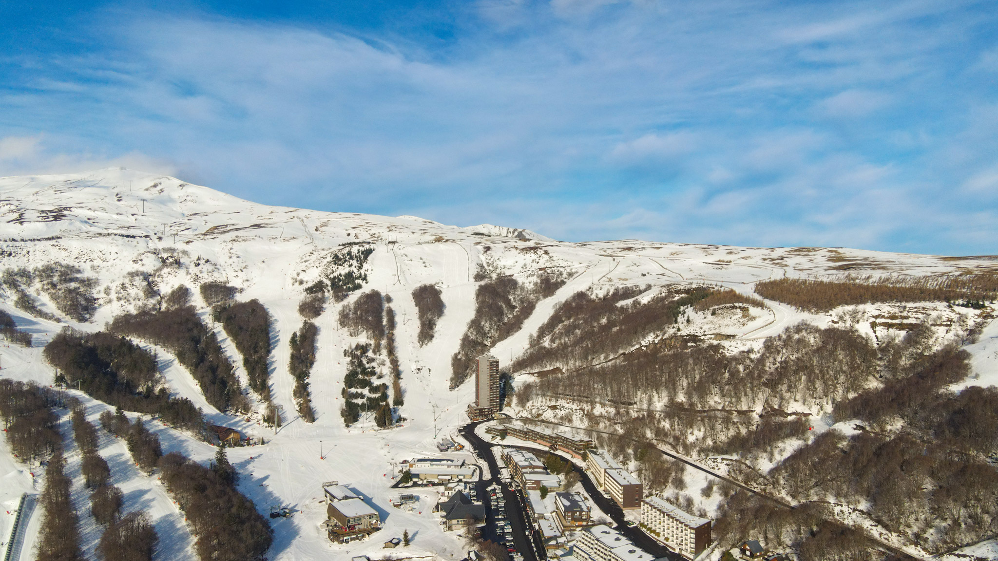 Super Besse vue du ciel, le téléphérique de la Perdrix et le Centre ville de Super Besse