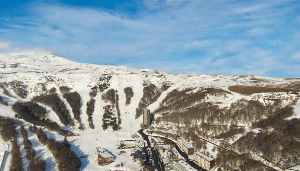 Super Besse vue du ciel, le téléphérique de la Perdrix et le Centre ville de Super Besse