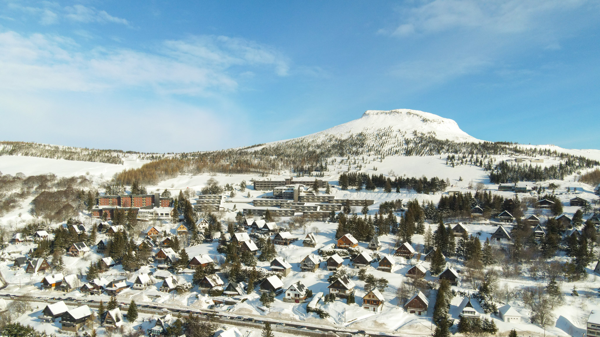 Super Besse vue du ciel, le Village de chalets sur les pentes du Puy du Chambourguet