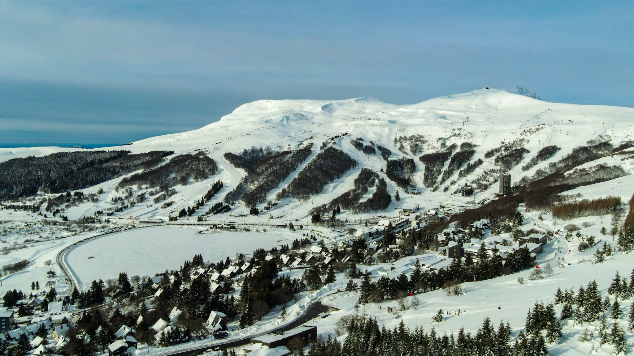 Super Besse vue du ciel sous la neige et le Lac des Hermines gelé