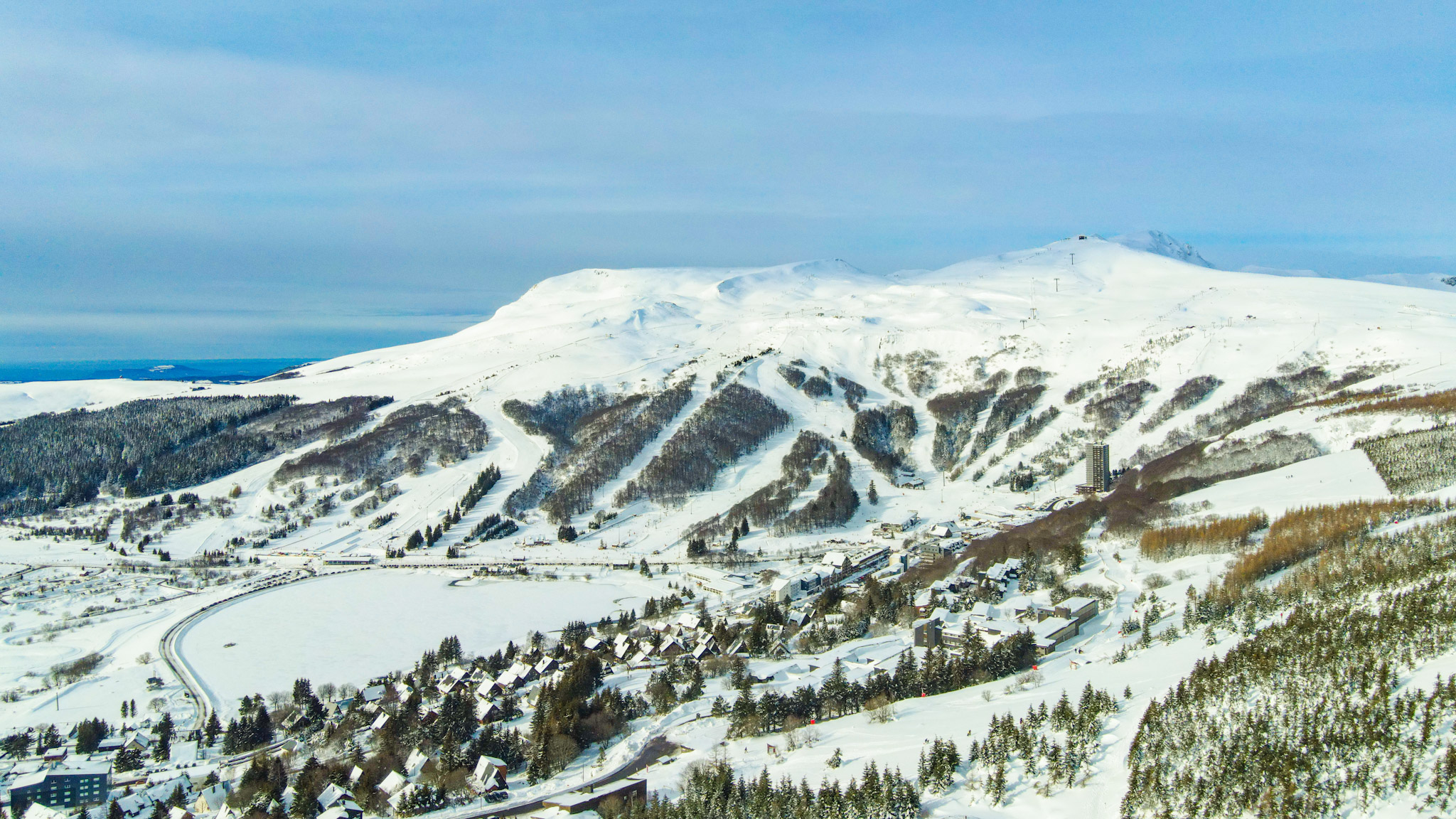 Super Besse vue du ciel, panorama sur Super Besse sous la neige