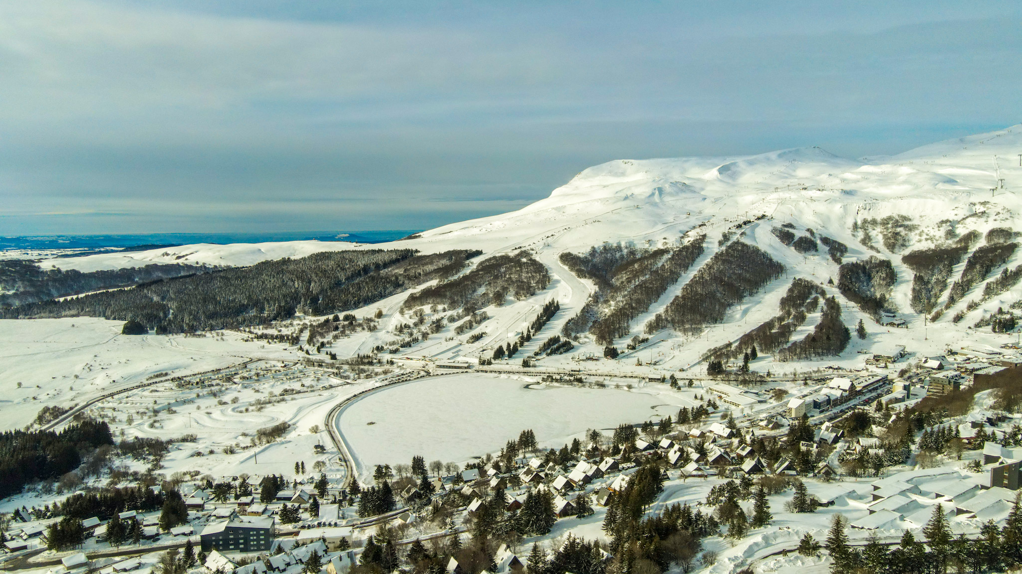 Le Lac des Hermines et le Puy de Paillaret sous la neige