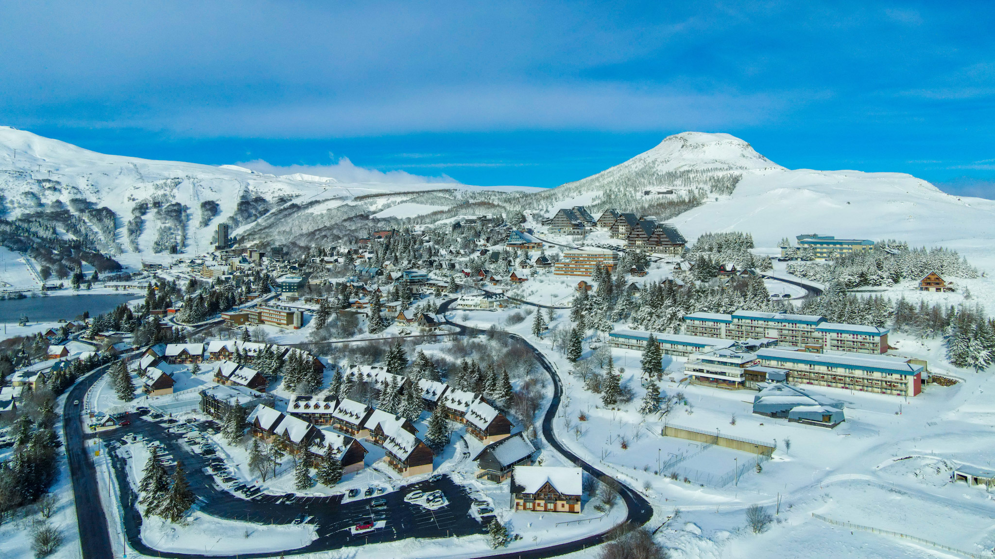 Super Besse vue du ciel, la station de ski de Super Besse sous la neige