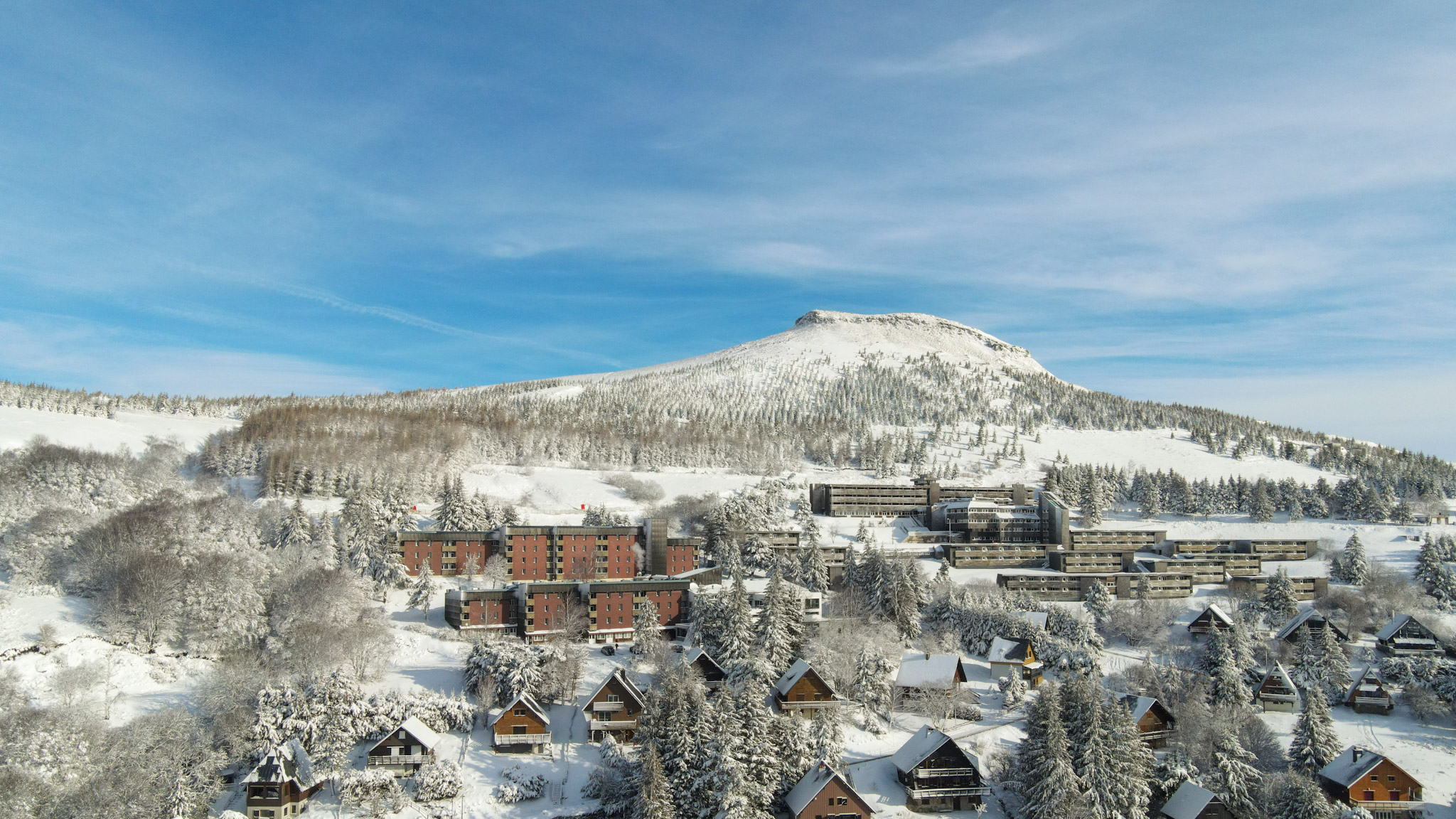 Super Besse vue du ciel, le VVF et le Village Vacances Belambra sous la neige