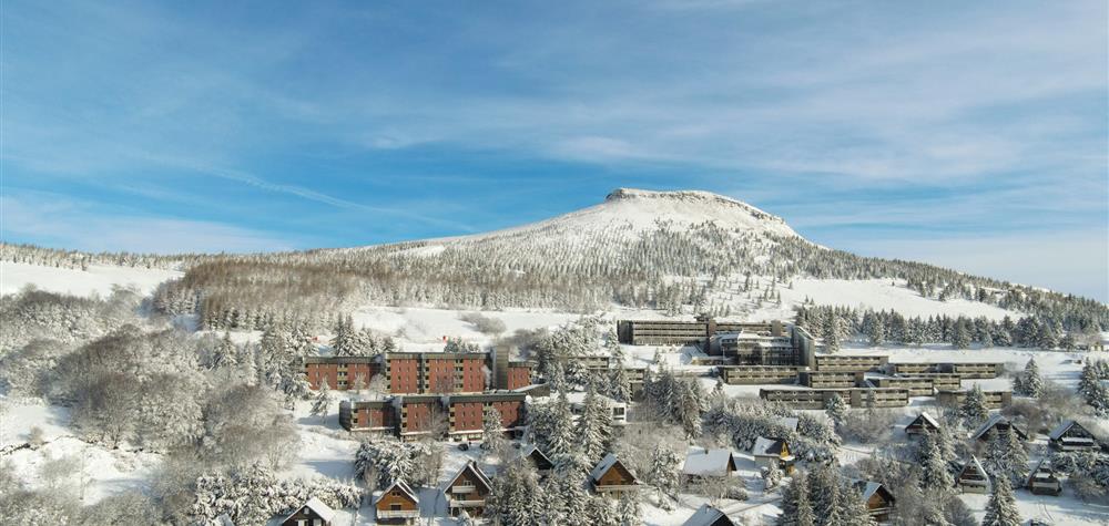 Super Besse vue du ciel, le VVF et le Village Vacances Belambra sous la neige