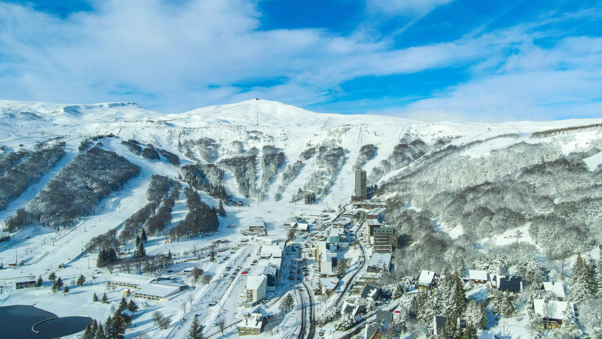 Super Besse vue du Ciel, vue panoramique de Super Besse sous la neige