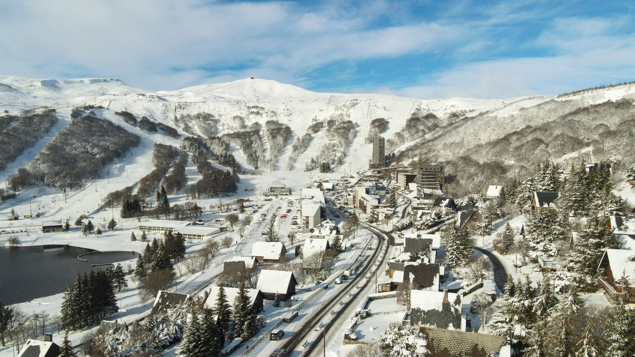 Super Besse vue du ciel, l'avenue du Sancy enneigée
