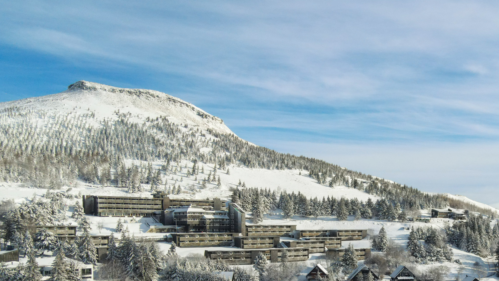 Super Besse vue du ciel sous la neige , village Vacances Belambra sous la Neige
