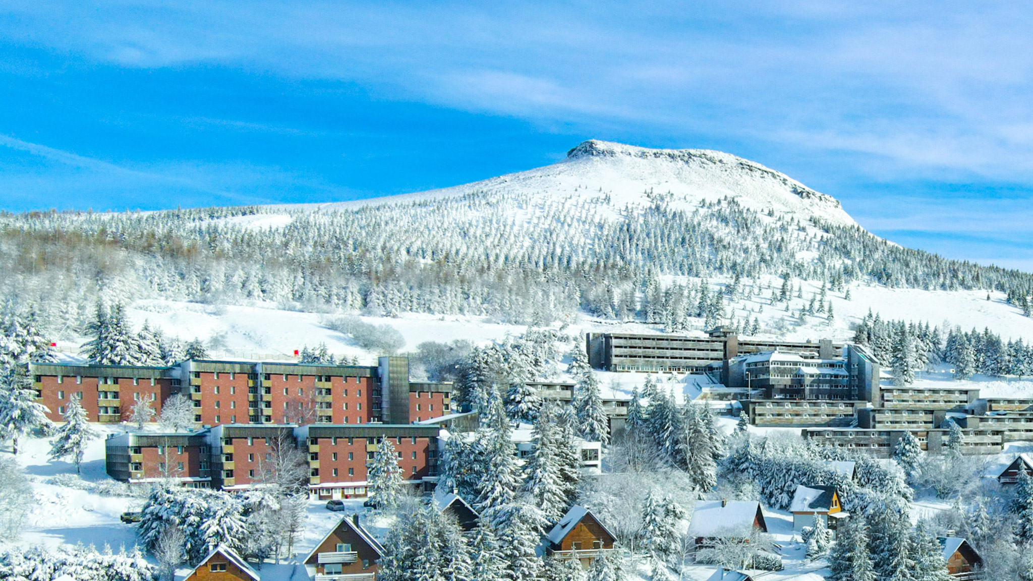 Super Besse vue du Ciel, le VVF sous la neige