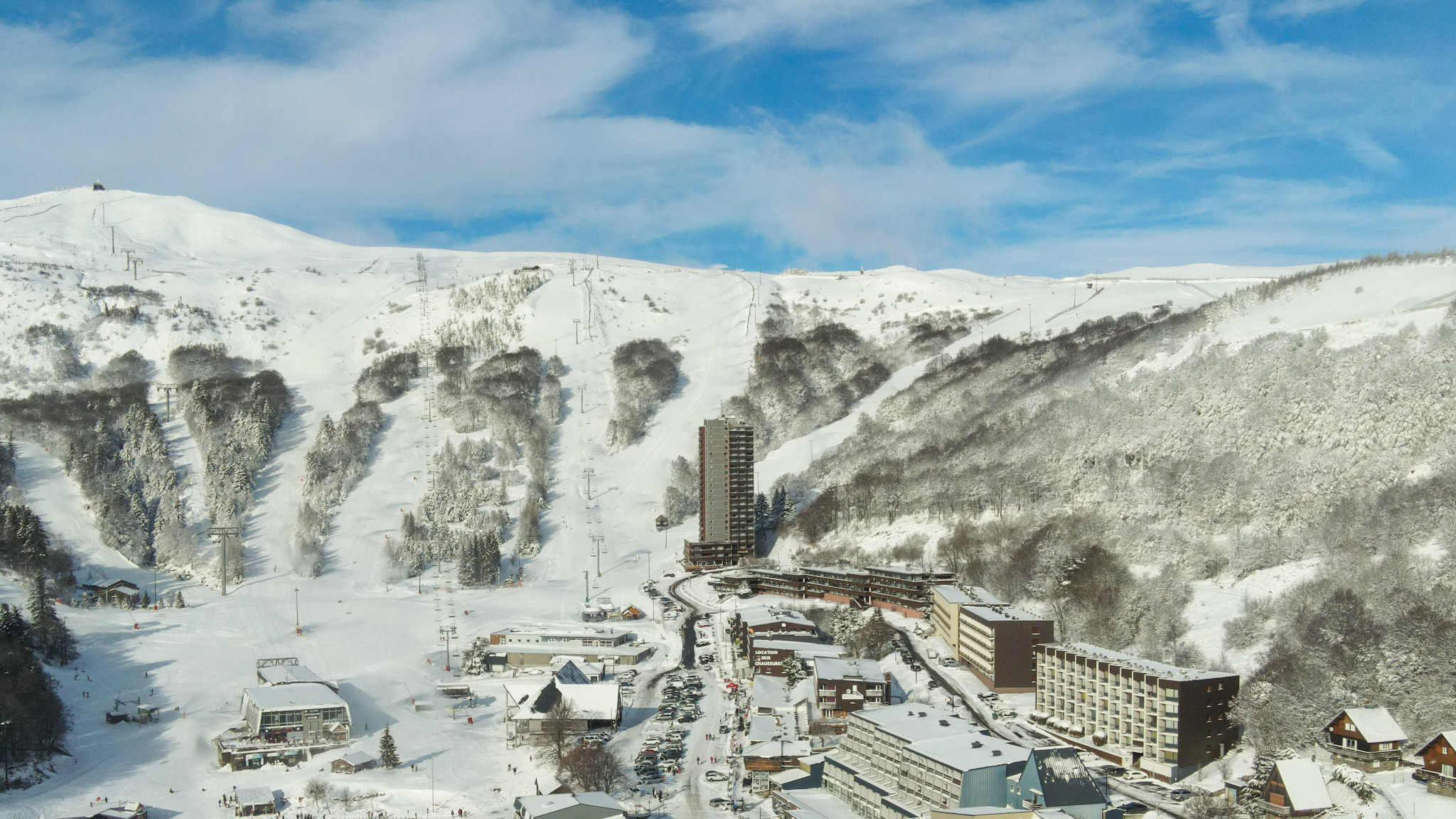 Super Besse sous la neige, le centre ville de Super Besse enneigé