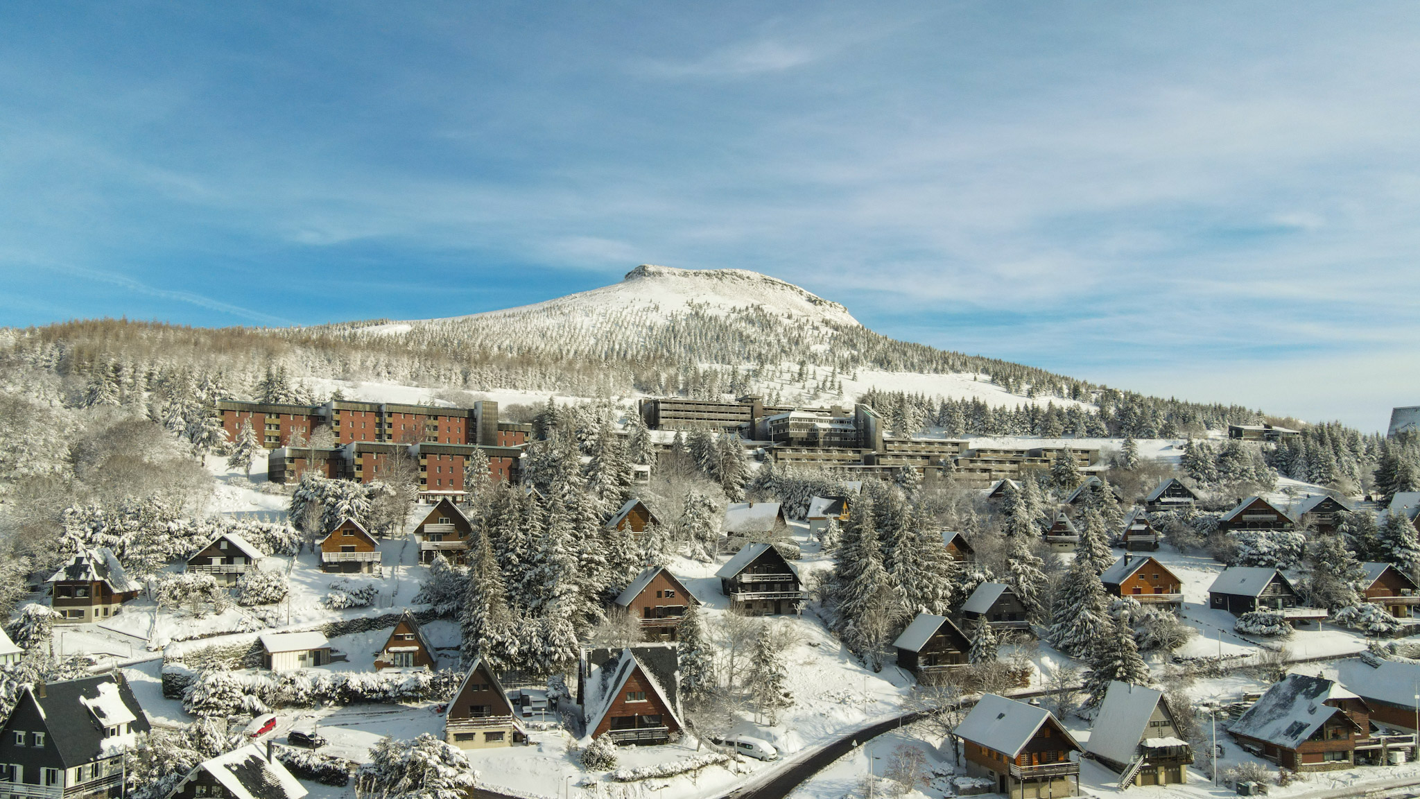 Super Besse vue du Ciel, le Puy du Chambourguet enneigé