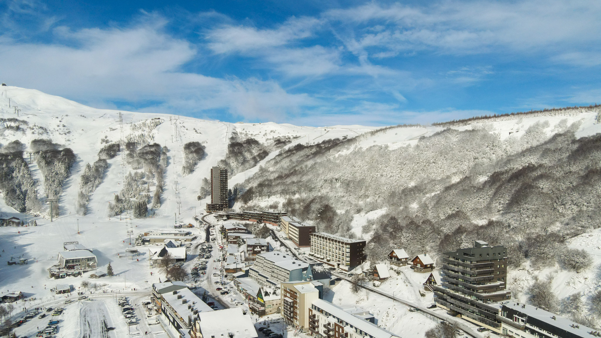 Super Besse vue du Ciel, le centre ville de Super Besse sous la neige