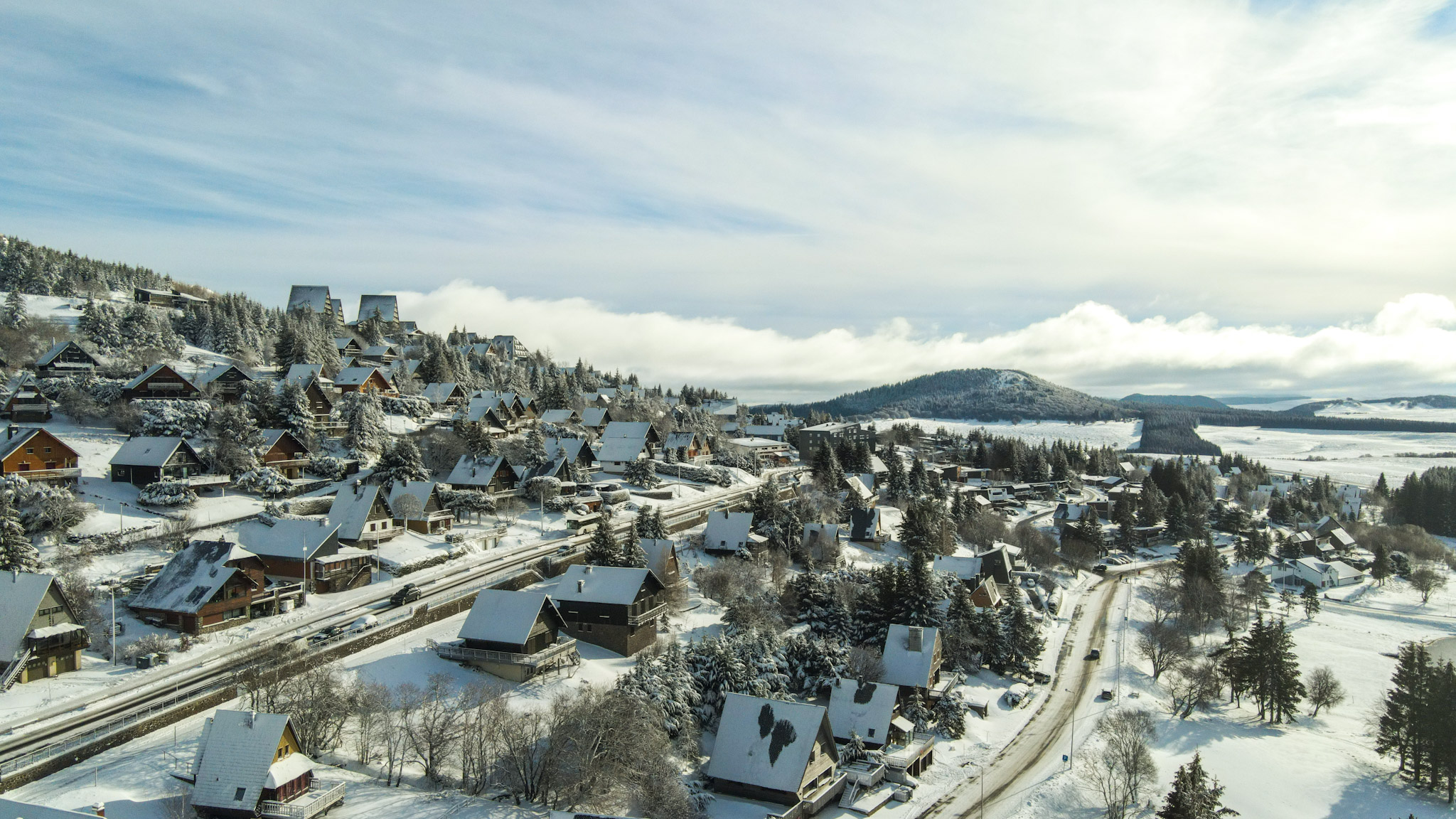 Super Besse vue du ciel, le Village de chalets sous la Neige