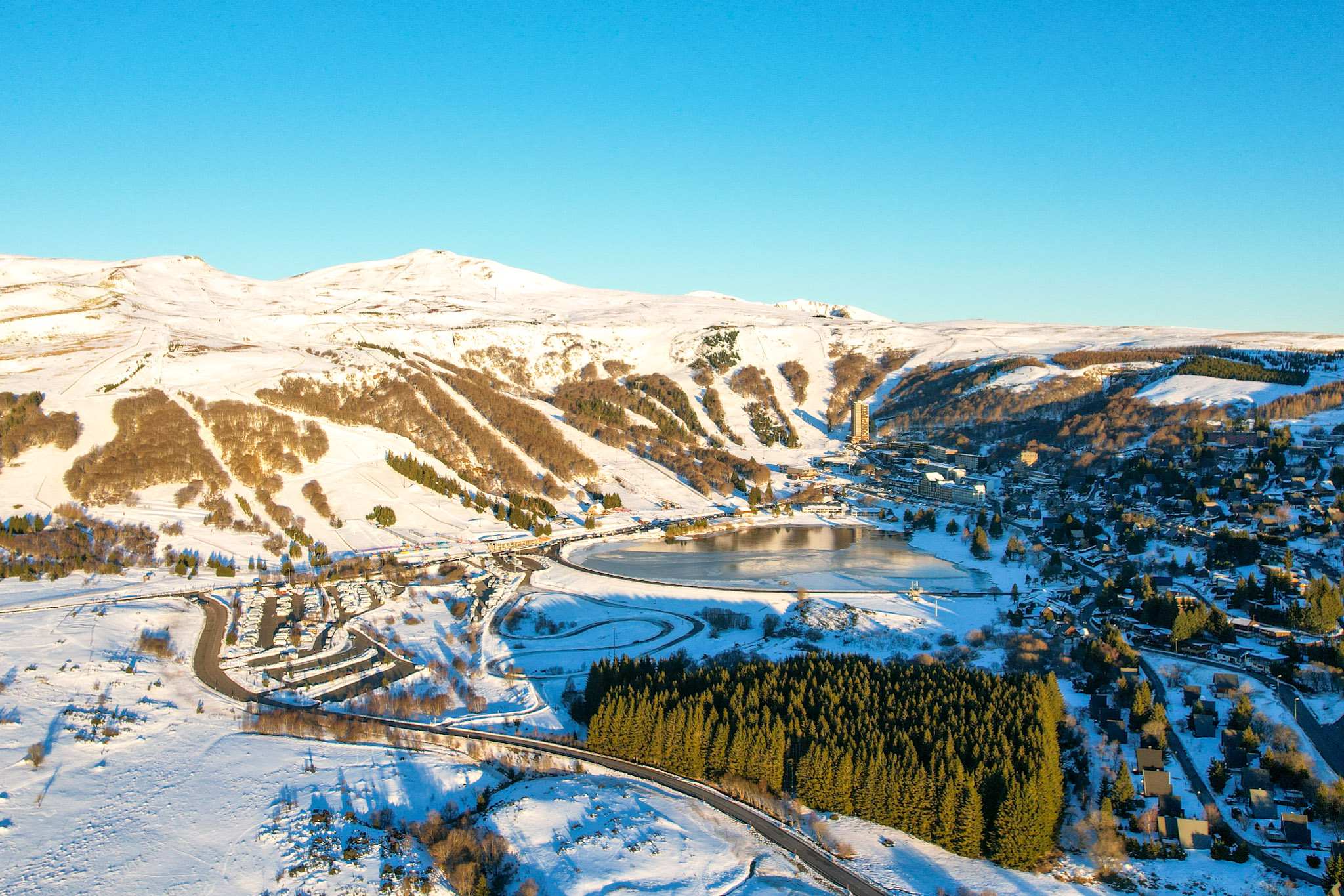 Station de ski de Super Besse, l'Aire de camping-car de Super Besse et le Lac des Hermines sous la neige