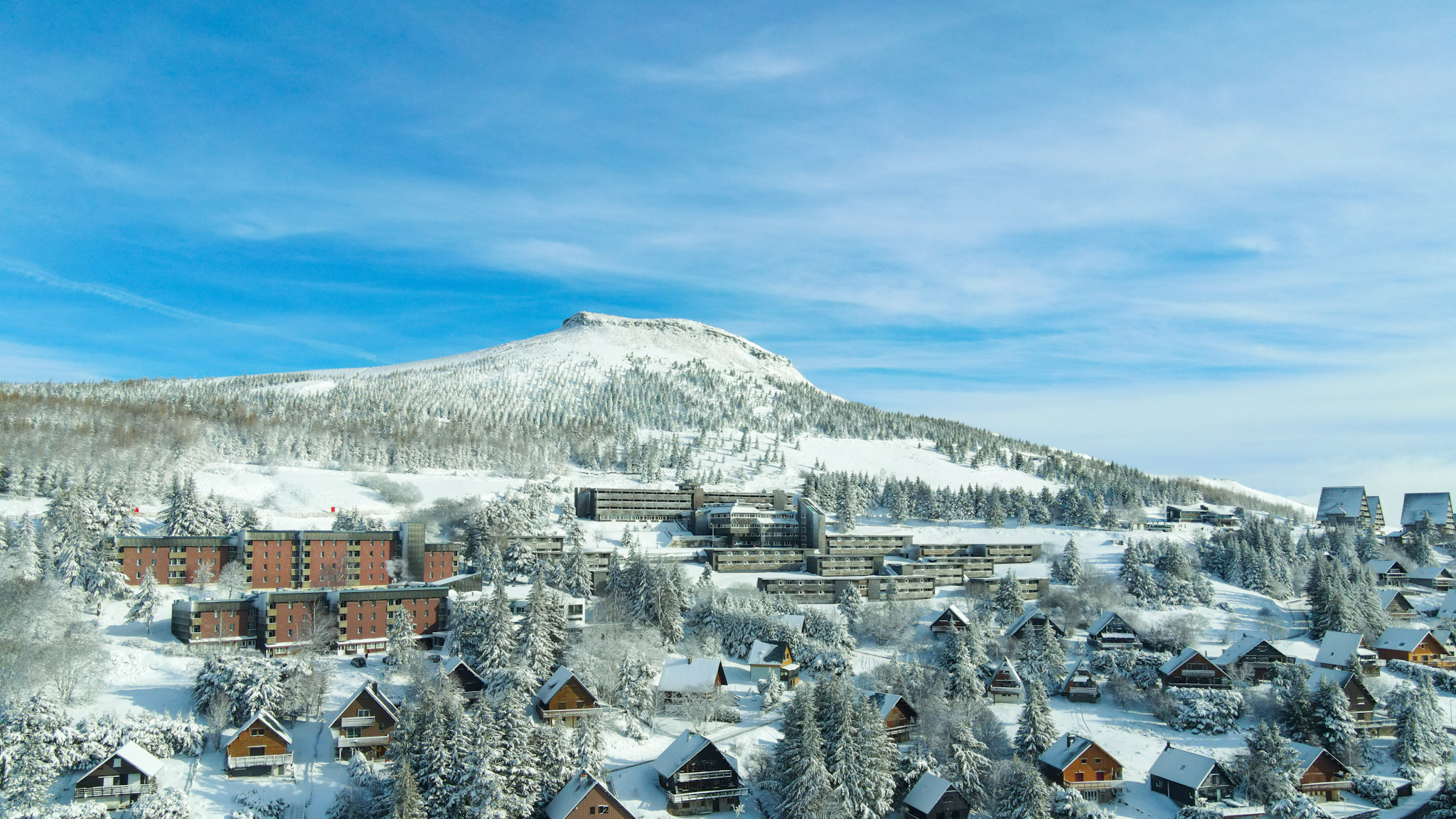 Station de ski de Super Besse, le Village Vacances du VVF et le Club Belambra sous la Neige