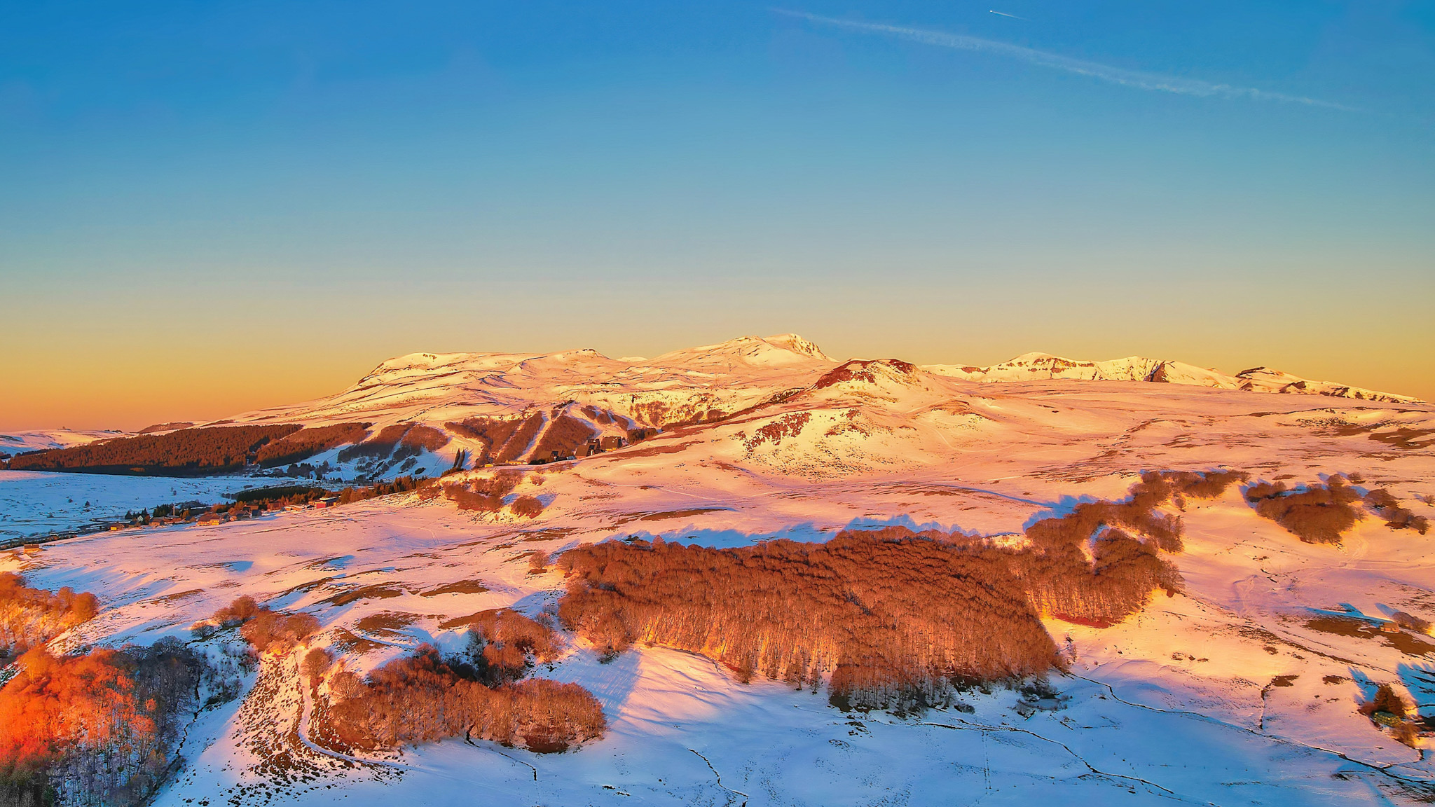 Super Besse, belle vue sur Super Besse sous la neige, vue du Lac Pavin