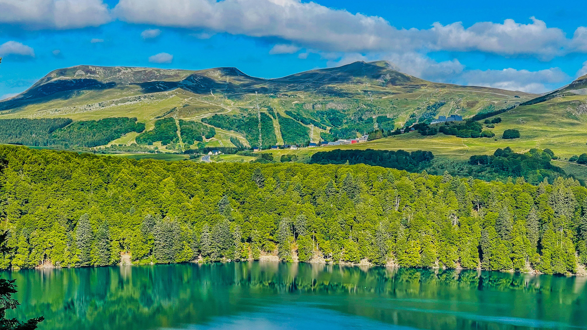 Lac Pavin, panorama sur le Massif du Sancy, super Besse, le Puy du Paillaret et le Puy de la Perdrix