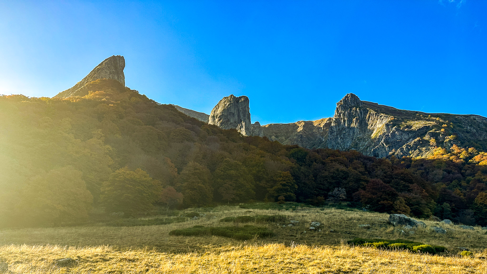 Réserve naturelle Nationale de la Vallée de Chaudefour, la Dent des Marsi et la Crête de Coq