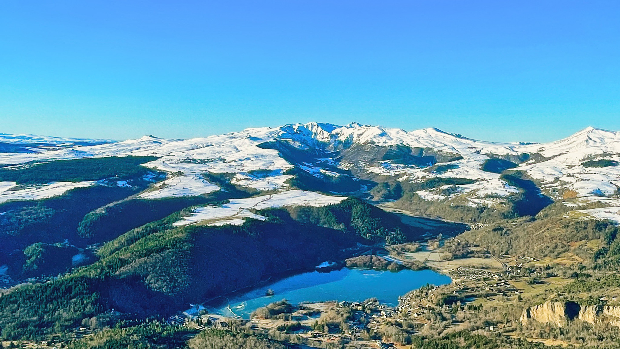 Découvrez la Dent des Marais dominant le Lac Chambon et la remarquable Vallée de Chaudefour