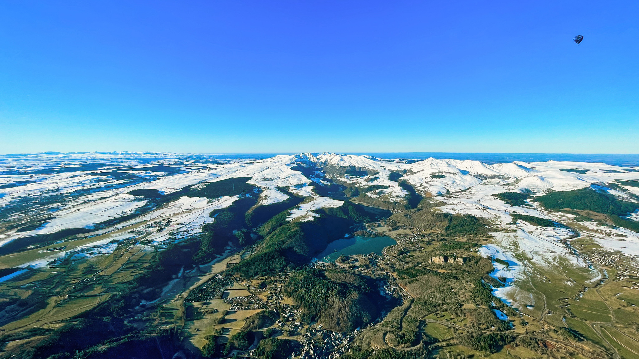 Lac Chambon et la Vallée de Chaudefour vue d'une montgolfière