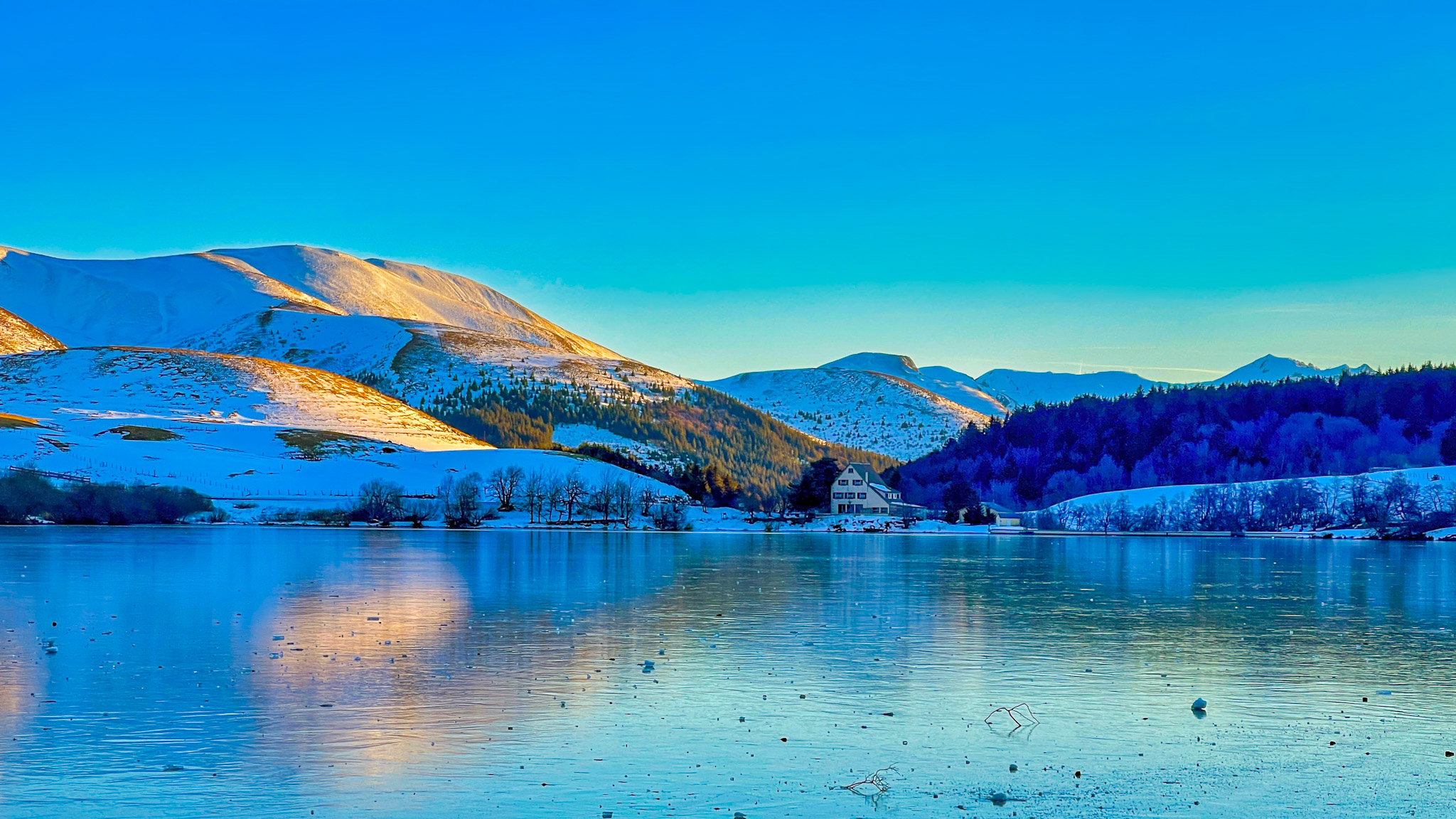 Le Massif Adventif et le Massif du Sancy vue du Lac de Guéry