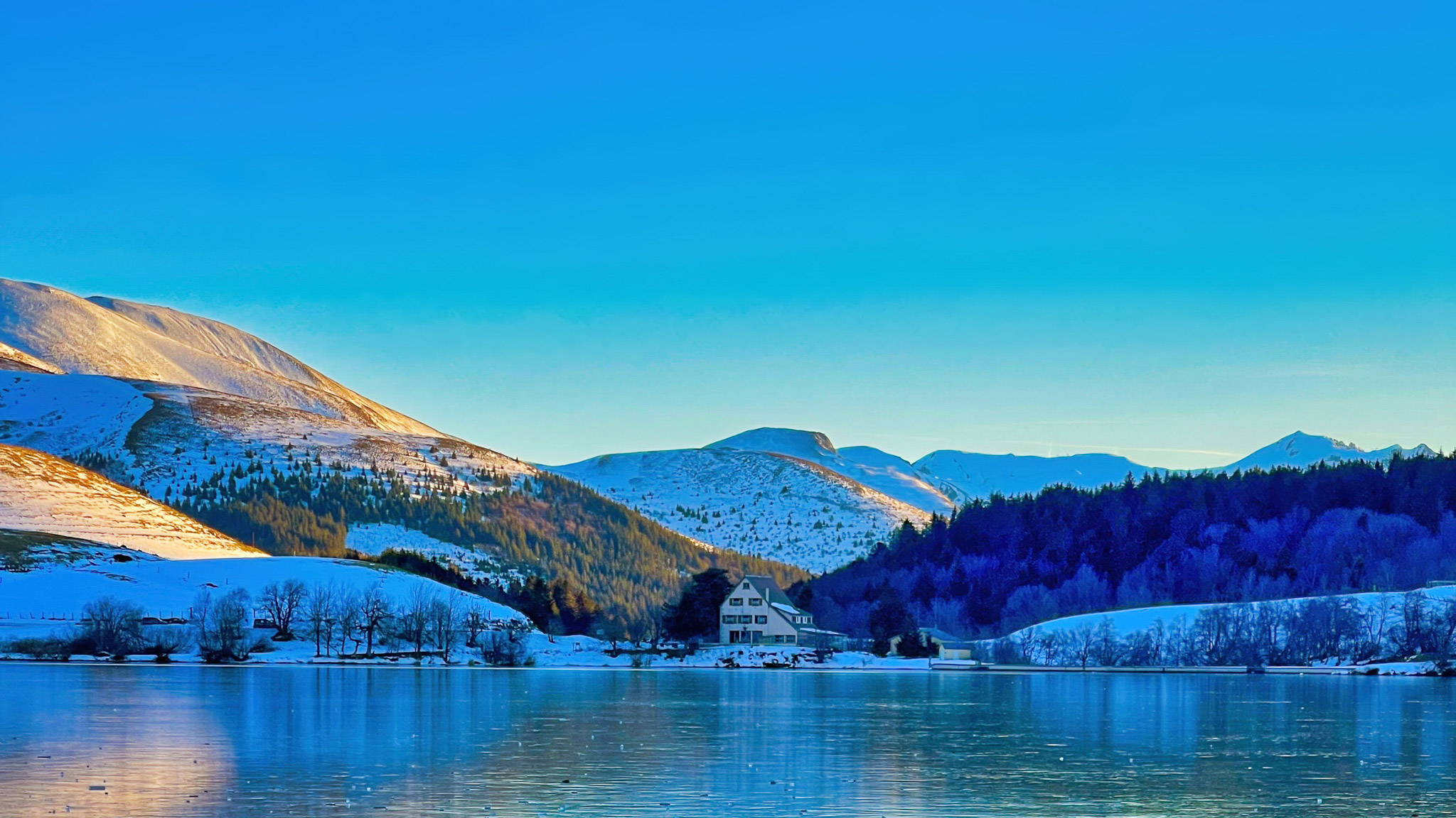 Le Massif du Sancy, le Puy de Sancy et le Roc de Cuzeau vue du Lac de Guéry