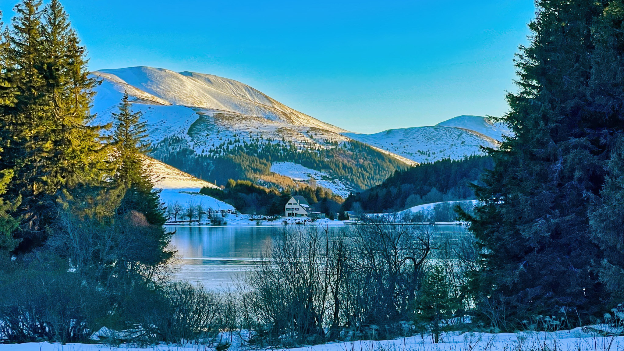 Le Lac de Guéry, le Puy de la Tâche et l'Auberge de Guéry