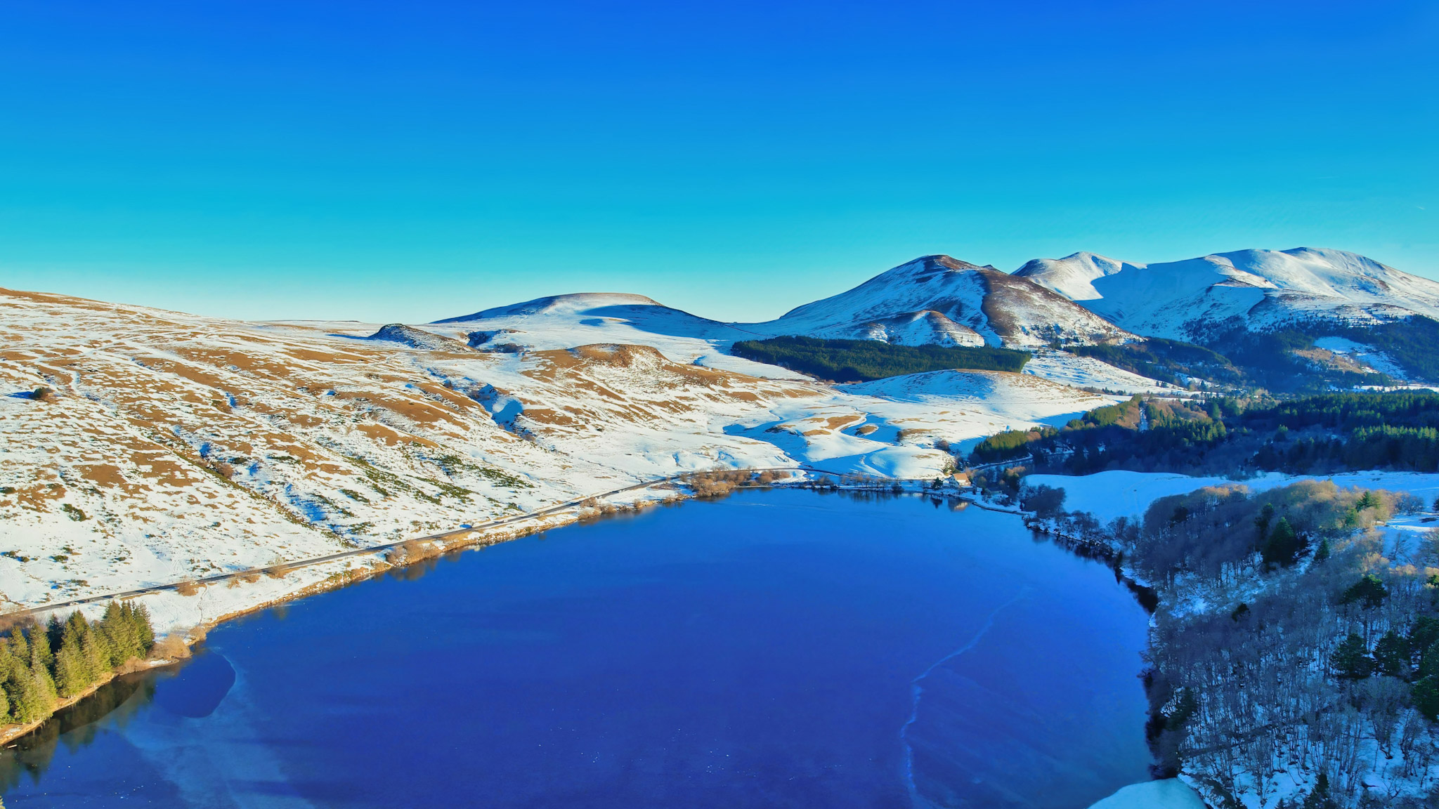 panorama sur le Lac de Guéry enneigé