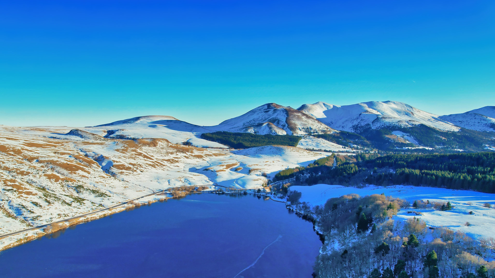 Vue aérienne du Lac de Guéry et de Puy de la Tâche