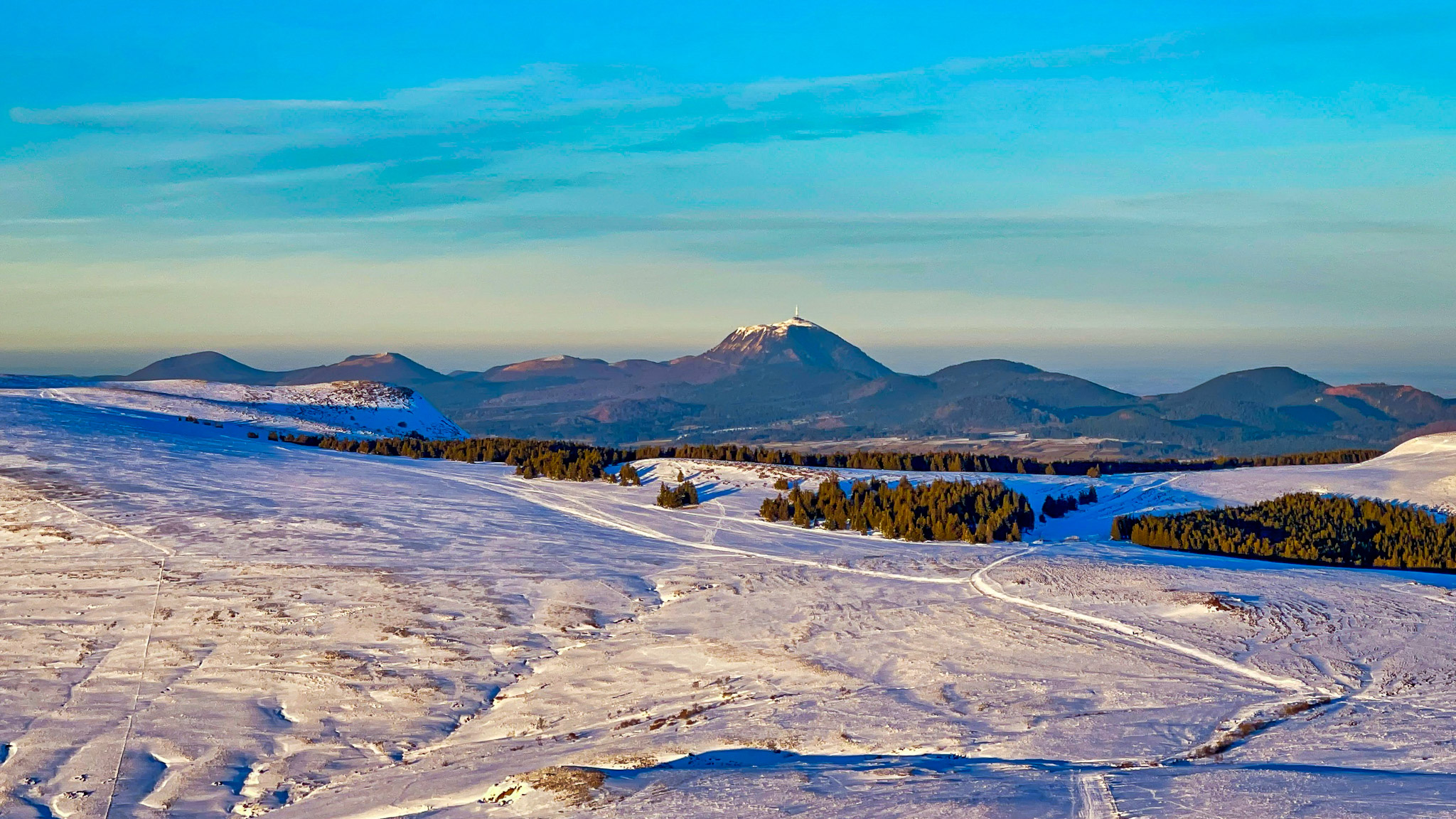 Les Monts Dore: le Massif de l'Aiguiller et vue sur le Puy de Dôme.