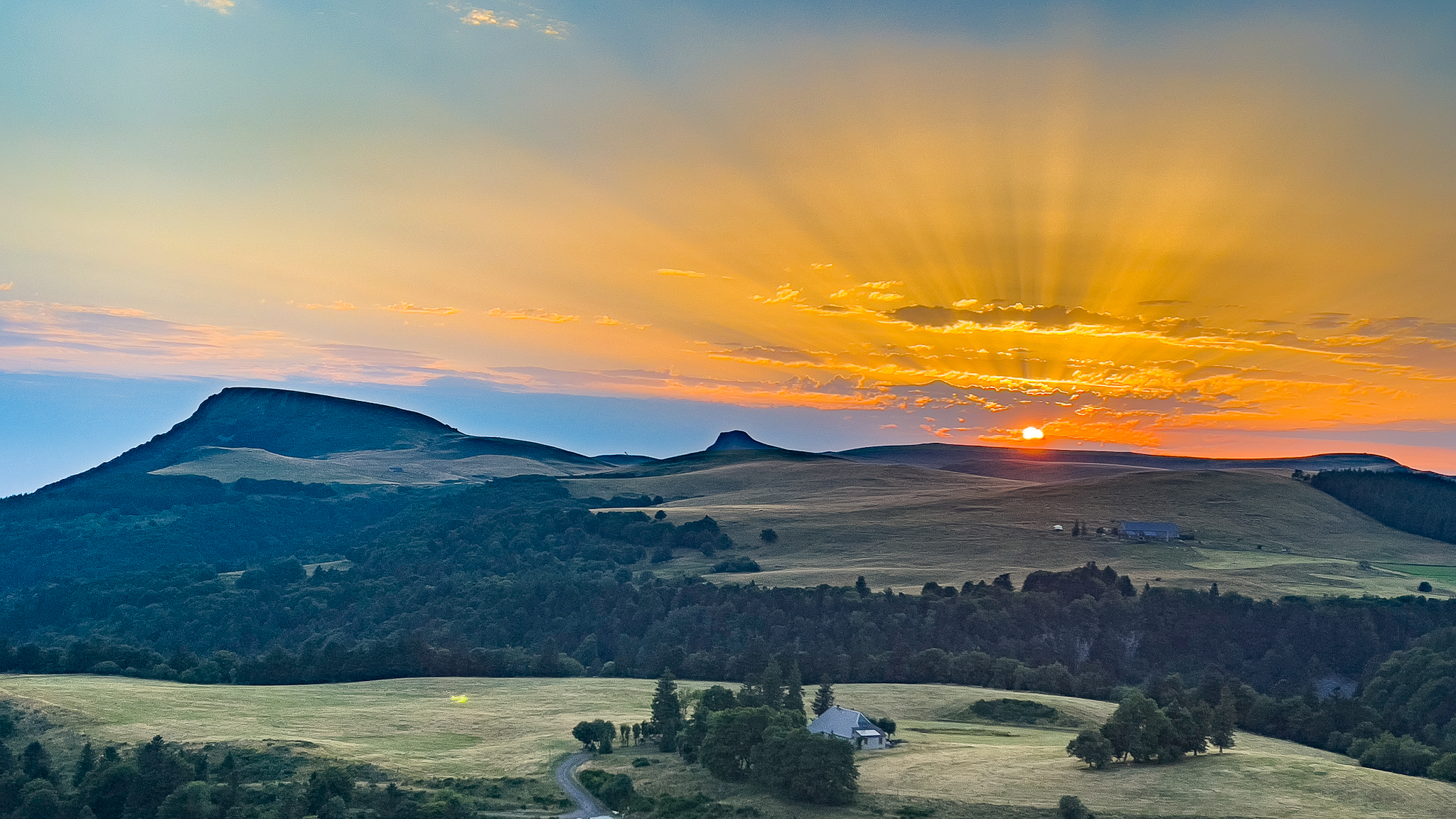 Les Monts Dore: Le Massif de la Banne d'Ordanche et le Puy Gros