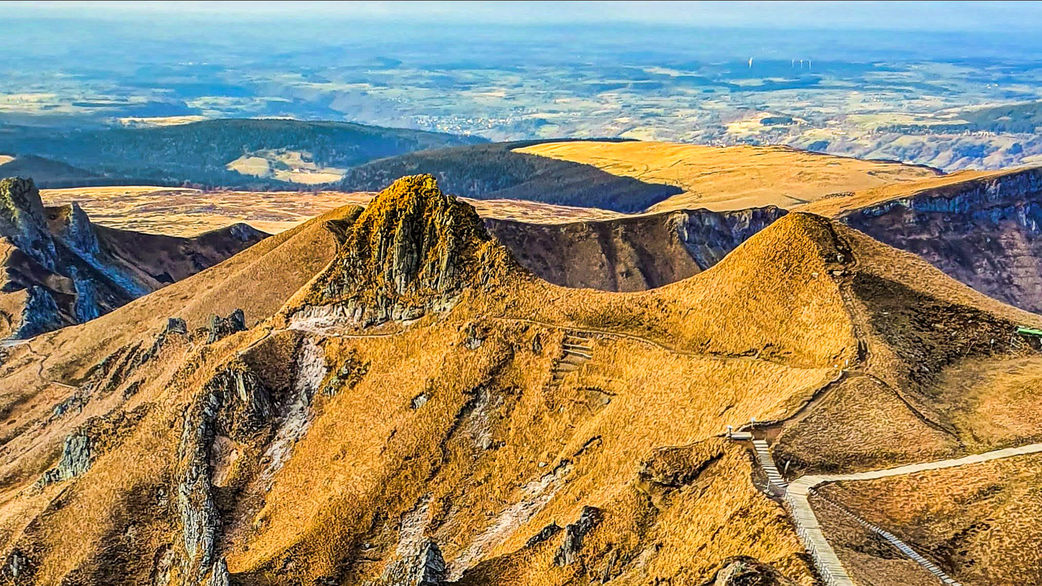 Puy de Sancy, au sommet du Massif du Sancy, vue sur le chemin des crêtes, le Pas de l'Ane