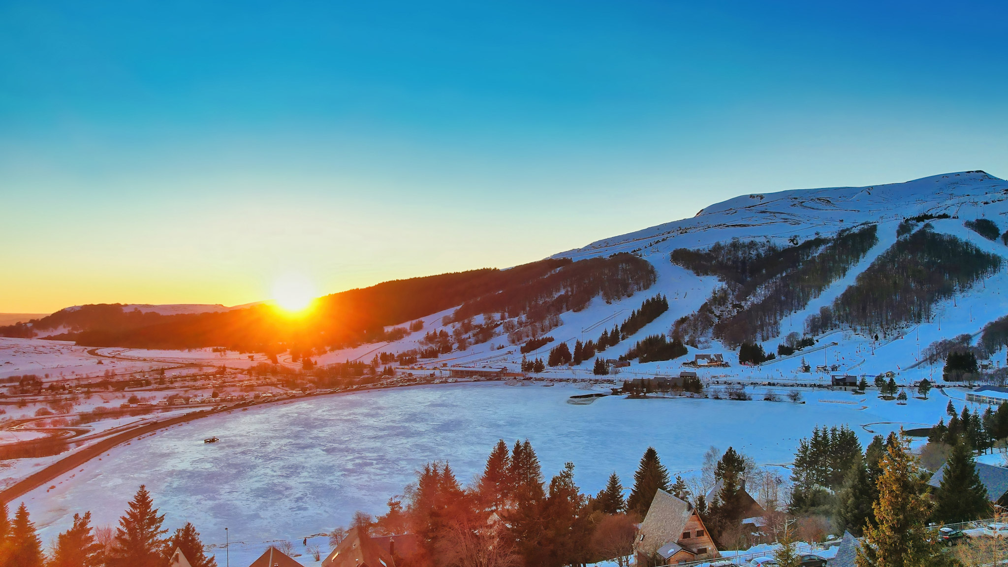 Coucher de Soleil sur le Lac des Hermines à Super Besse