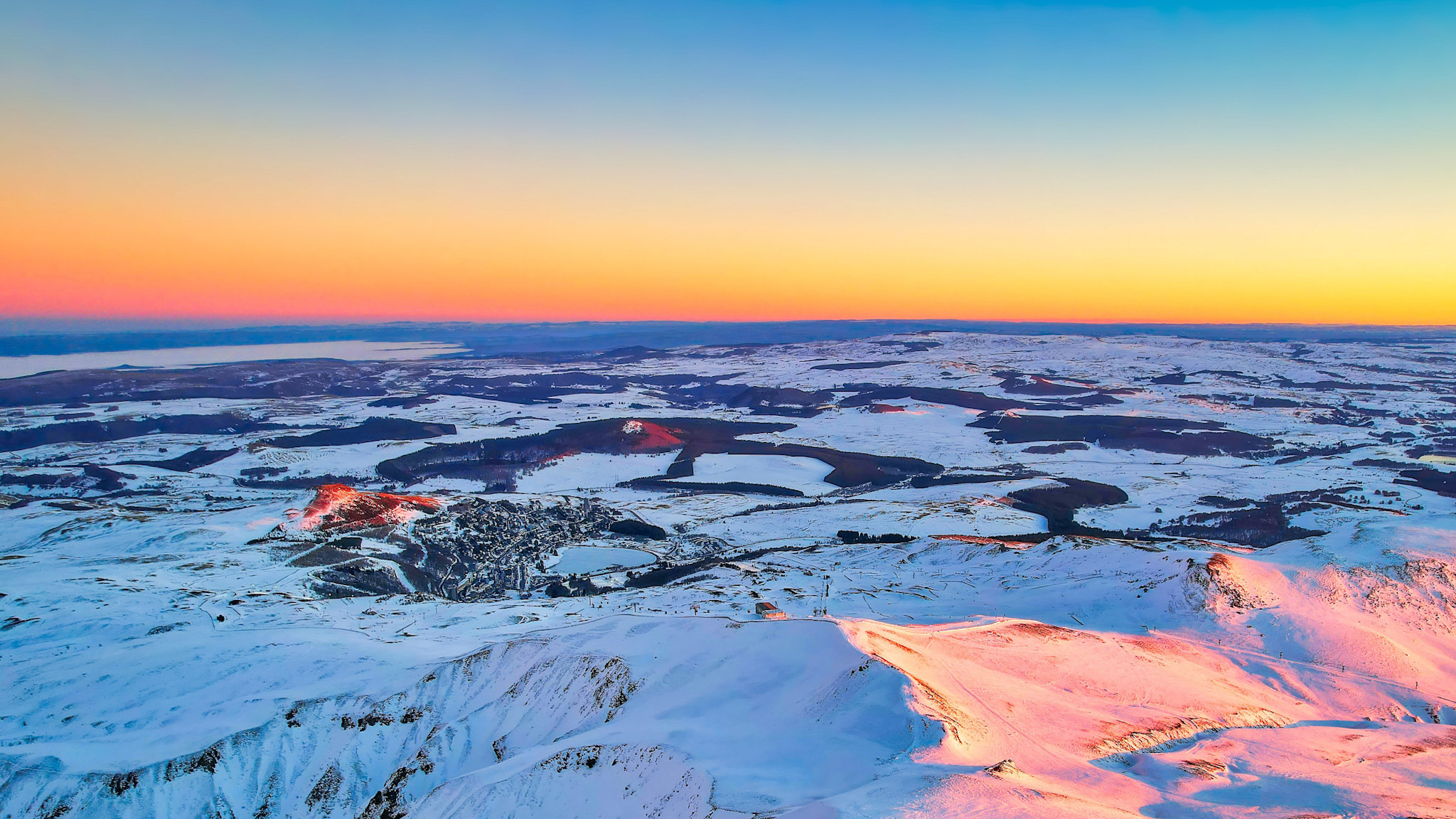 Coucher de soleil sur Super Besse , le Puy Ferrand, et le Puy de la Perdrix