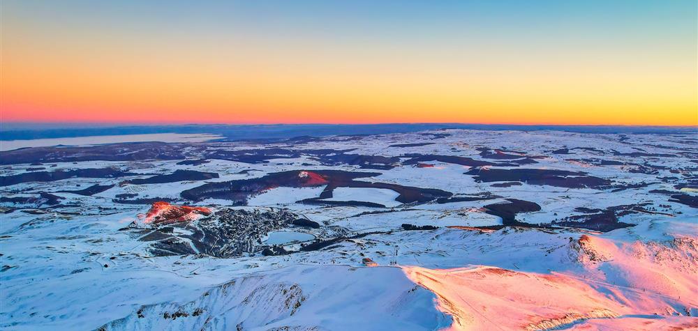 Coucher de soleil sur Super Besse , le Puy Ferrand, et le Puy de la Perdrix