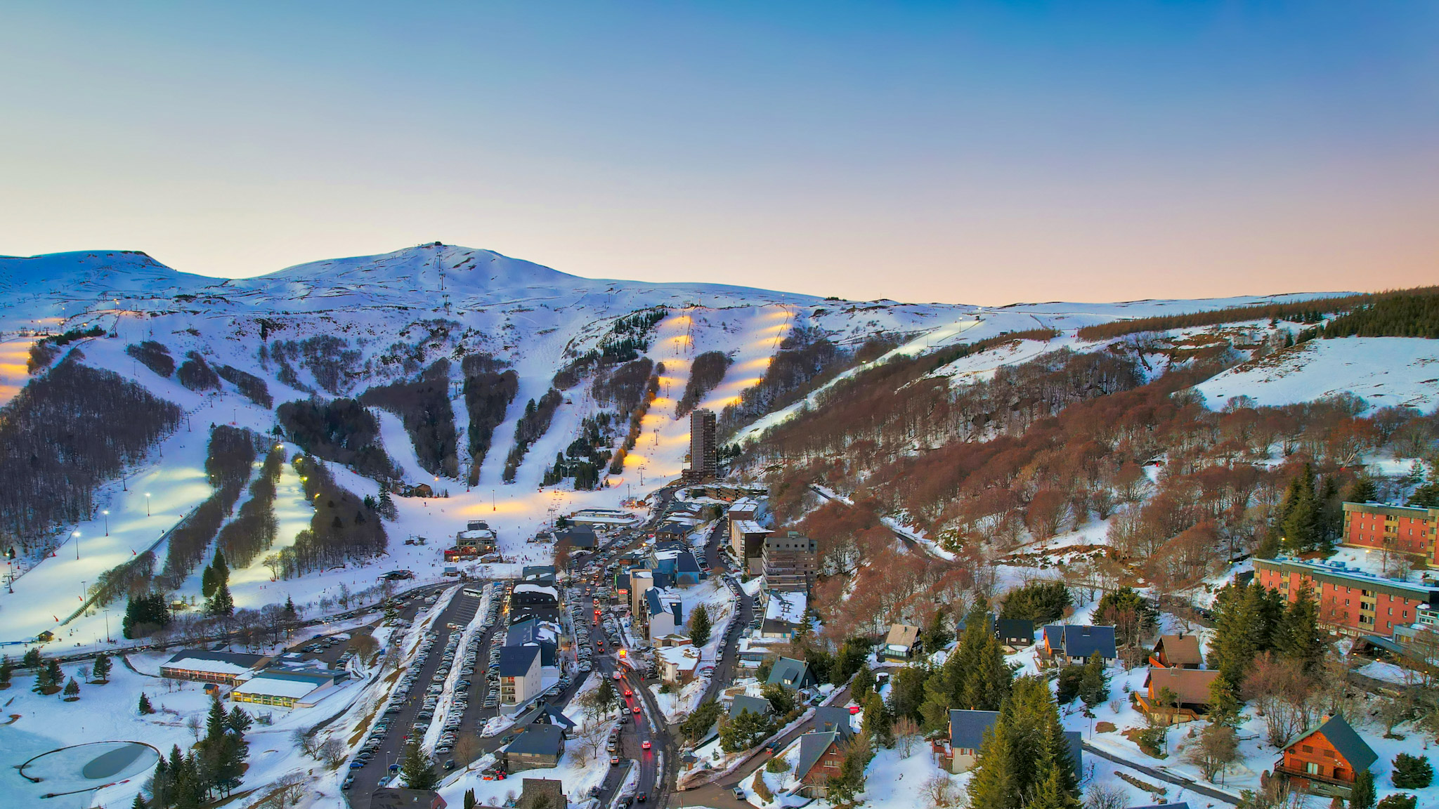 Coucher de Soleil sur le Village de Chalets à Super Besse