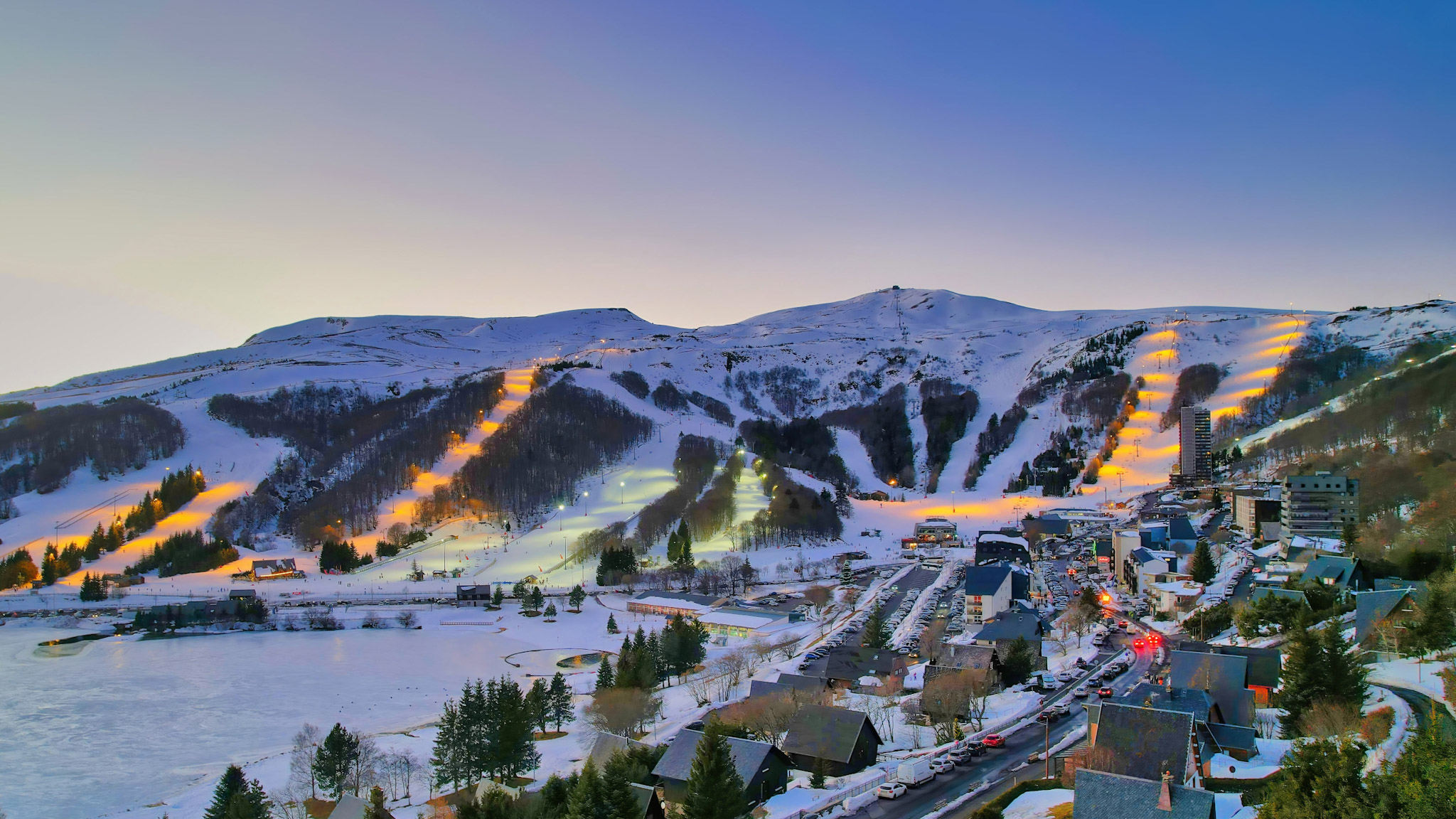 Coucher de soleil sur la station de sports d'hiver de Super Besse