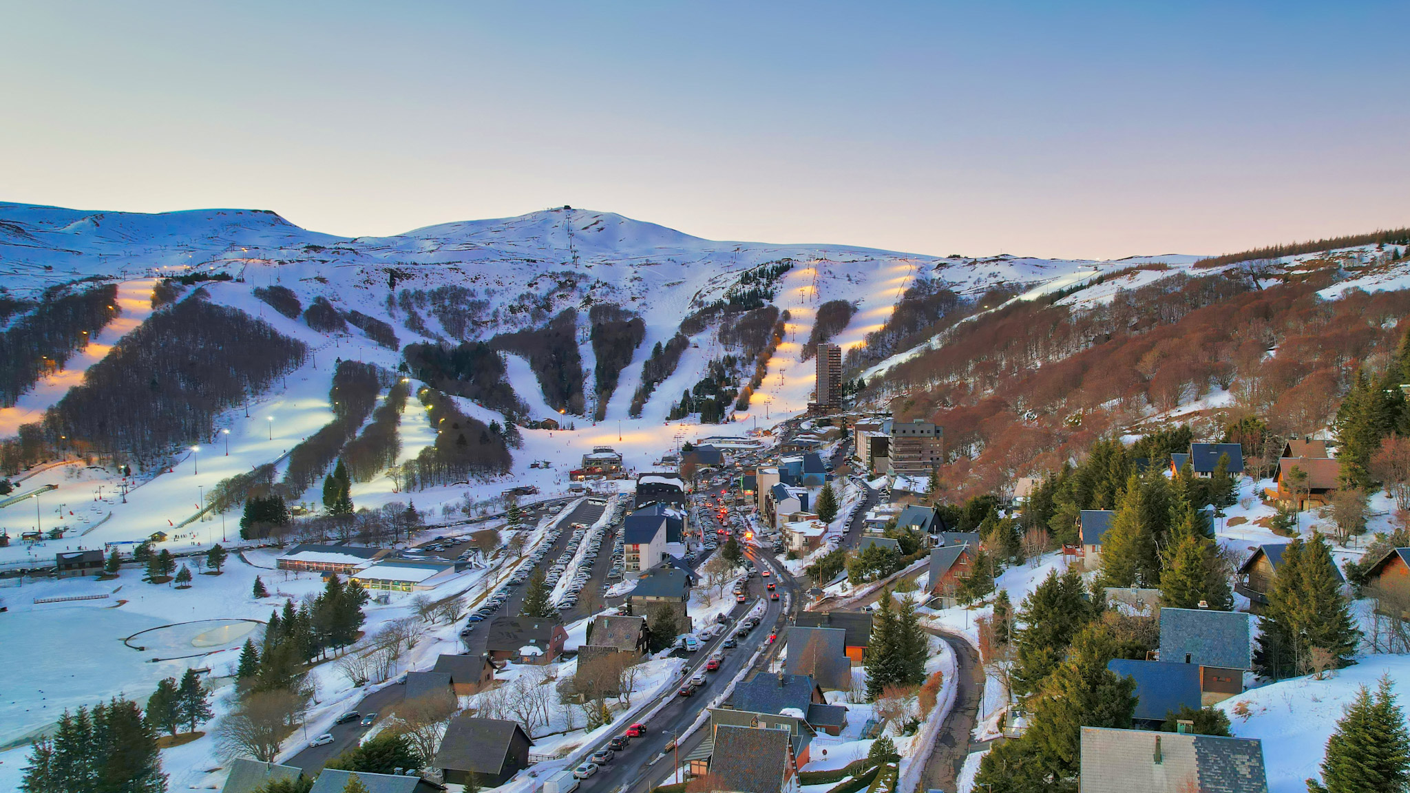 Coucher de soleil sur le centre ville de Super Besse