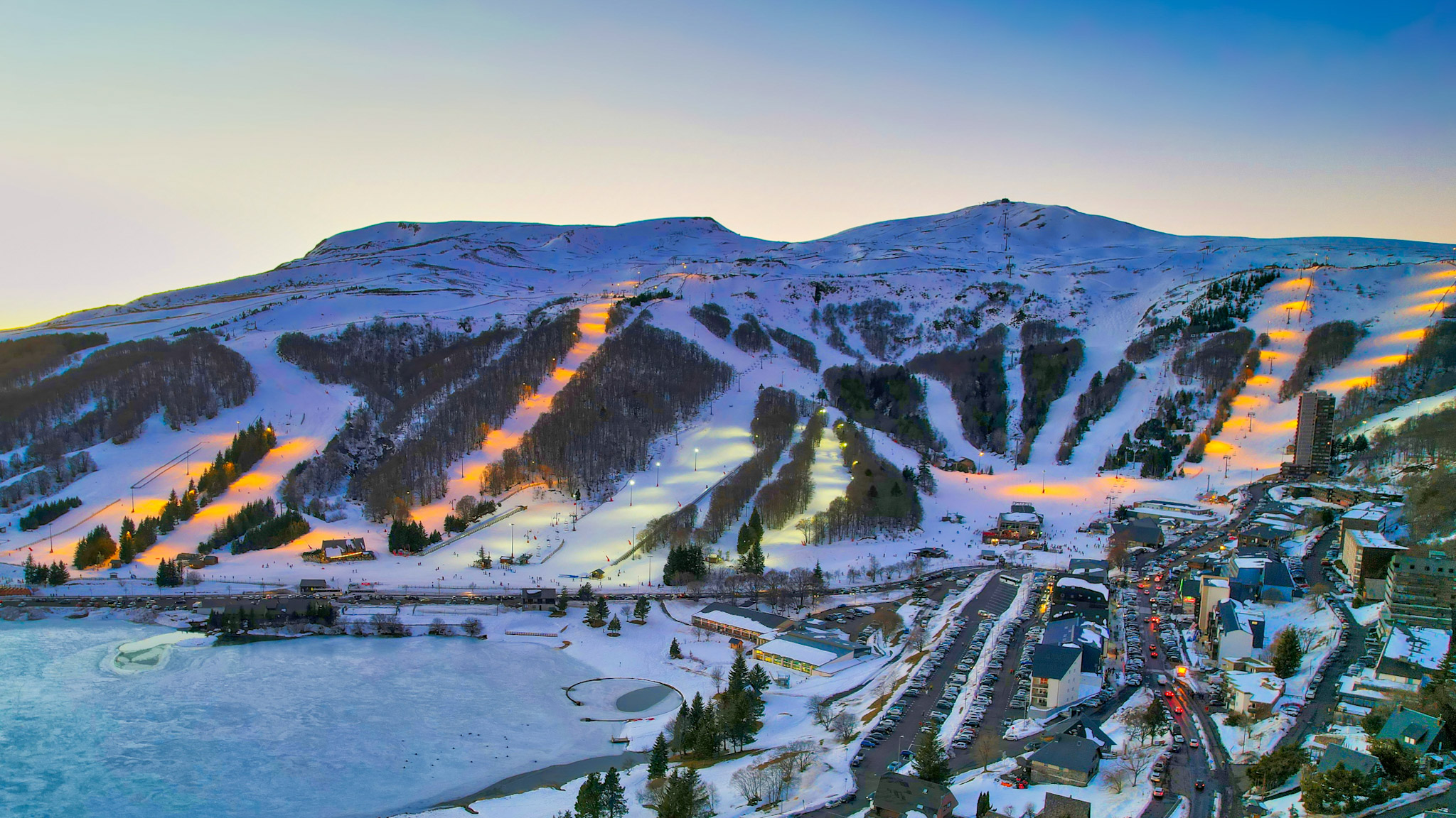 Coucher de soleil sur les pistes de la station de ski de Super Besse