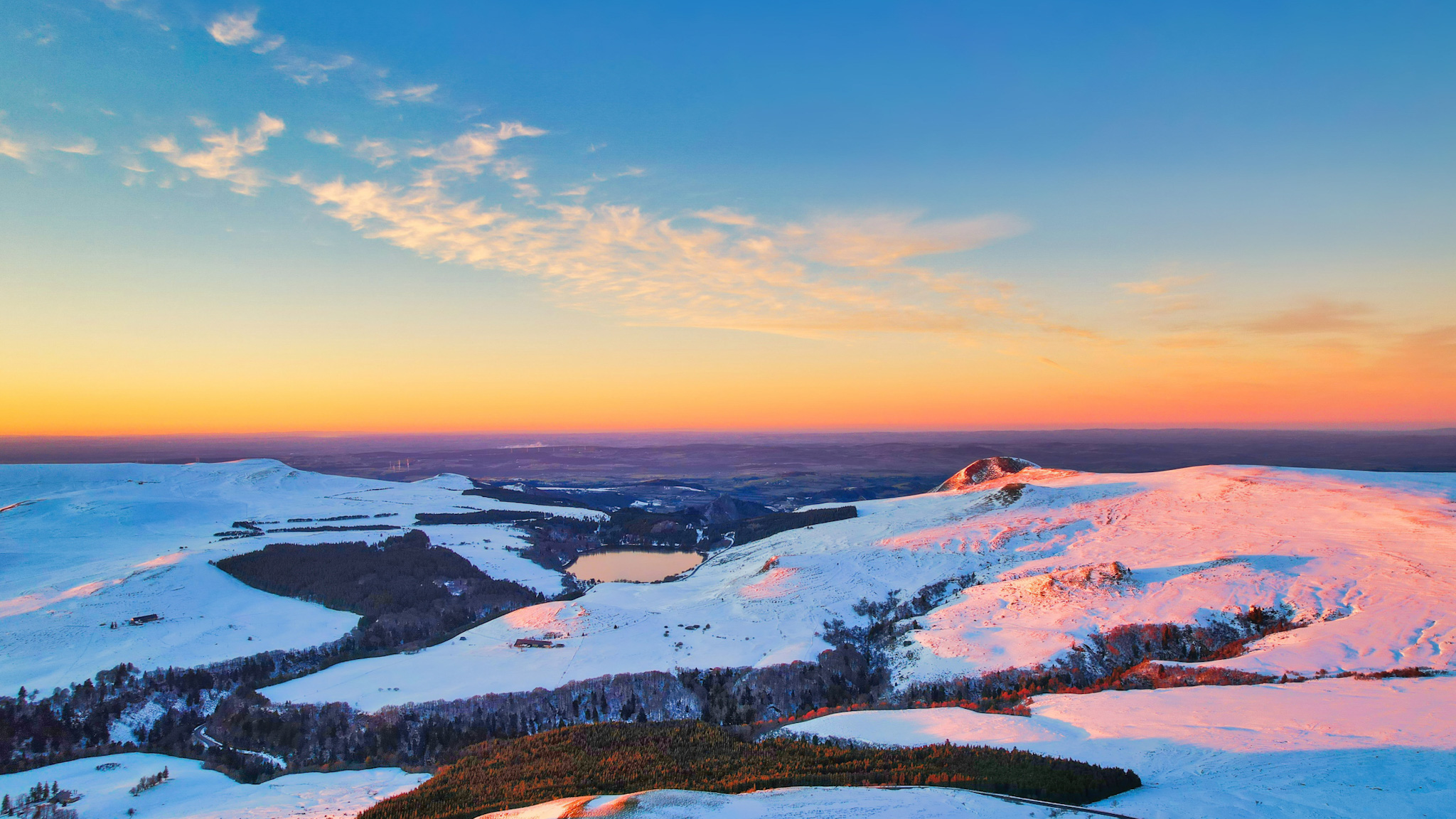 Puy de la Tache, coucher de soleil sur le Lac de Guéry et le plateau de l'Aiguiller