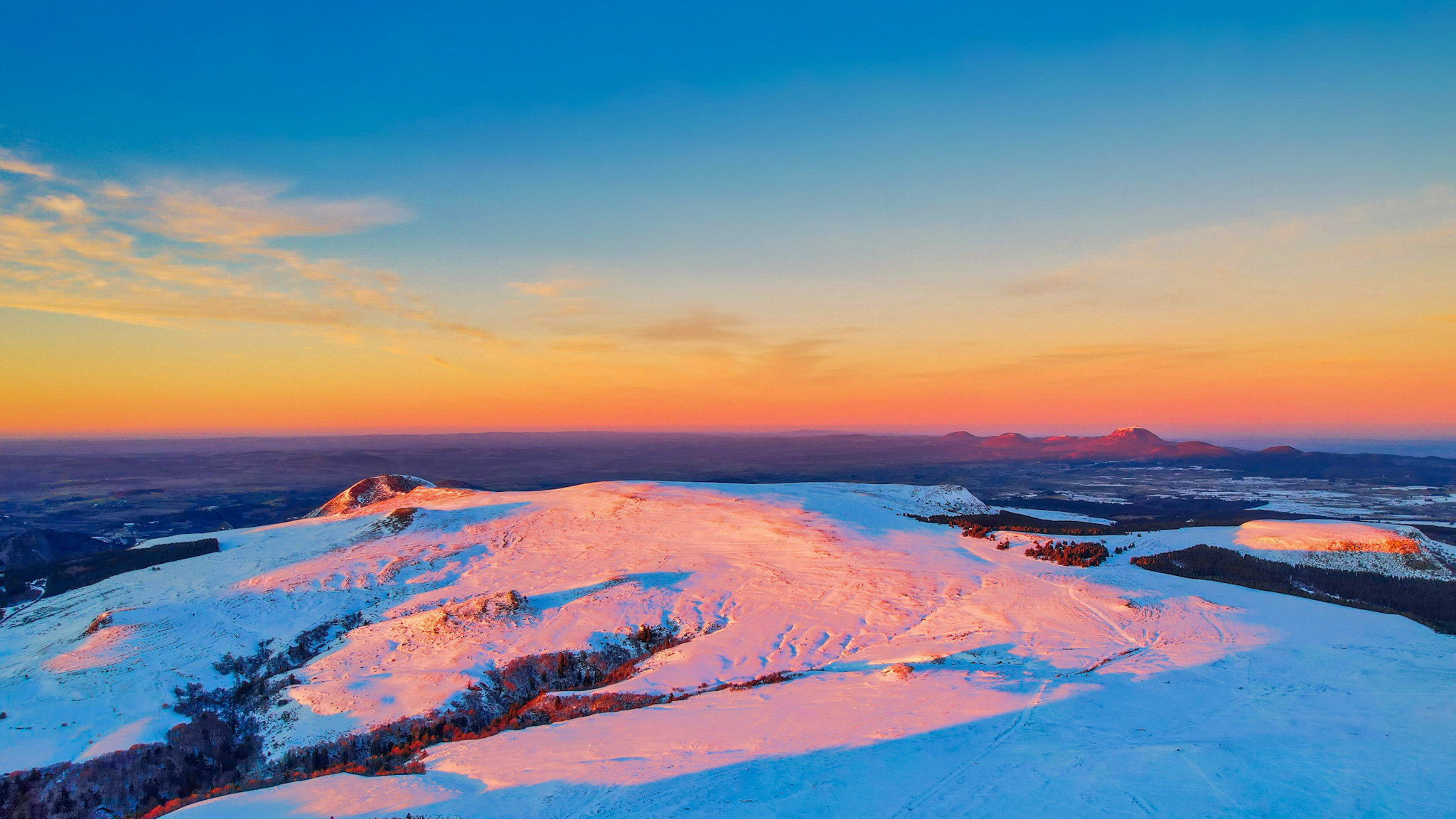 Puy de la Tache, coucher de soleil sur le Puy de l'Aiguiller et la Chaîne des Puys