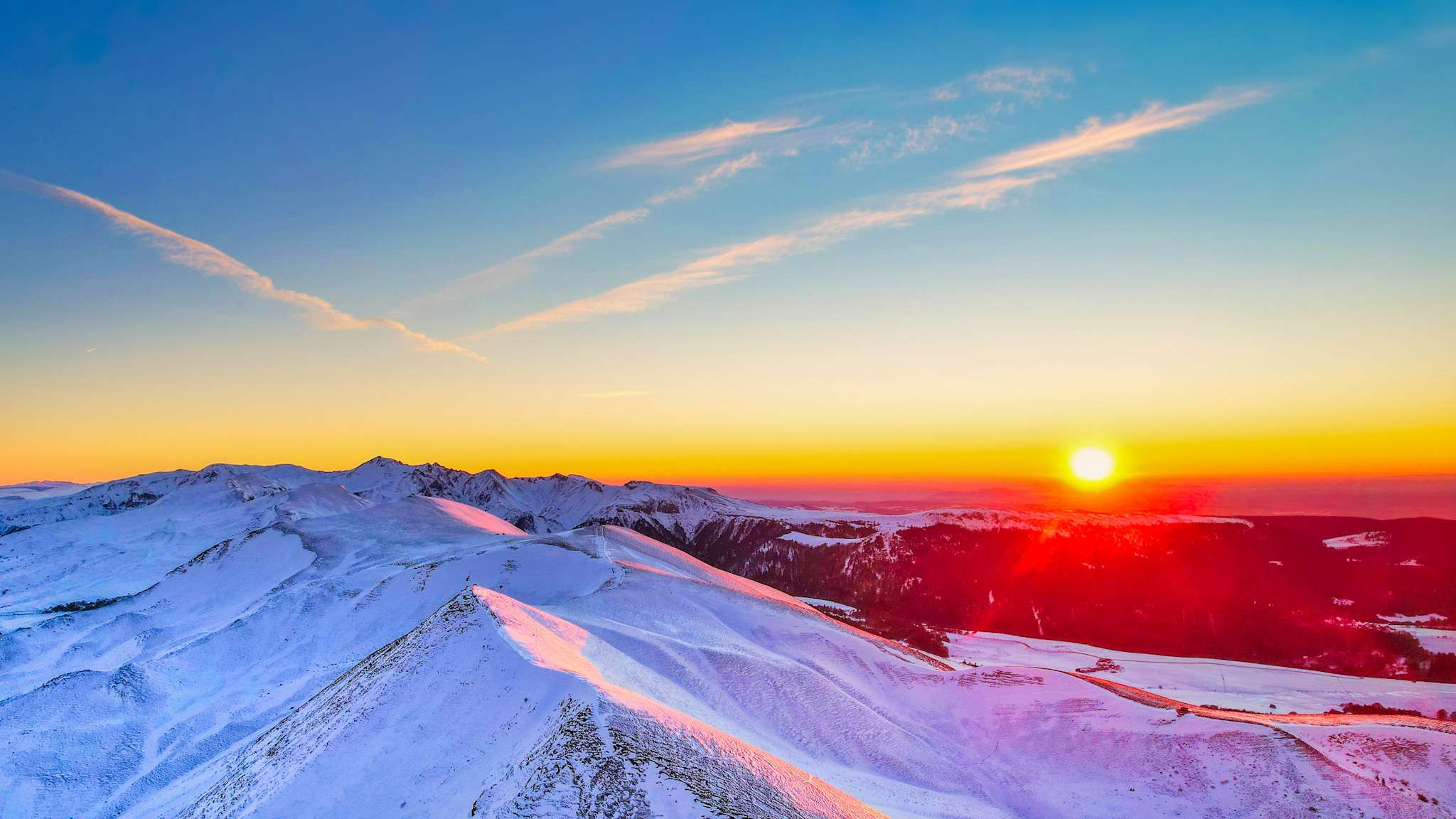 Puy de la Tache, coucher de Soleil sur le Massif Adventif et le Massif du Sancy