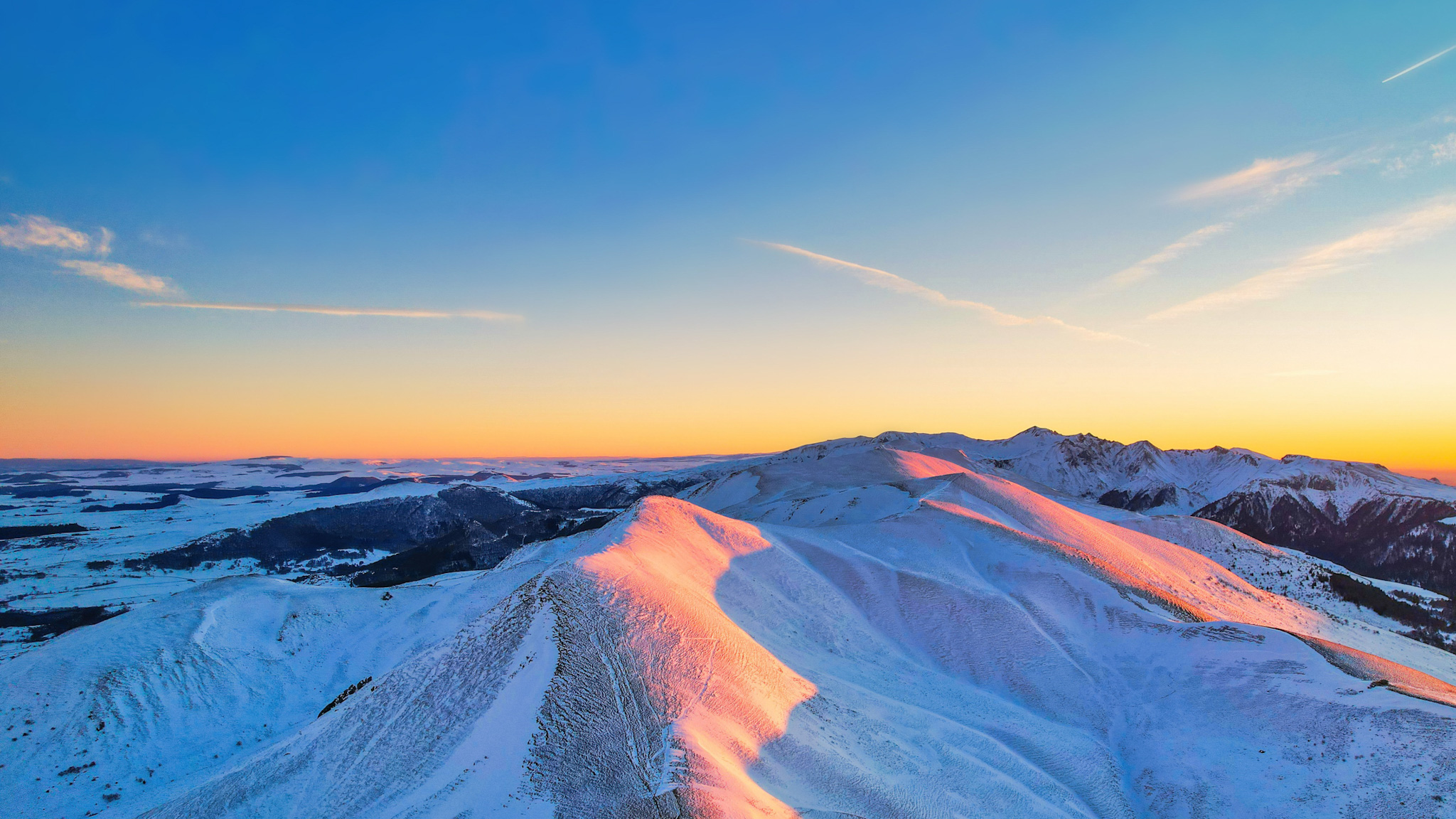 Puy de la Tache, coucher de soleil sur le Massif Adventif dans les Monts Dore