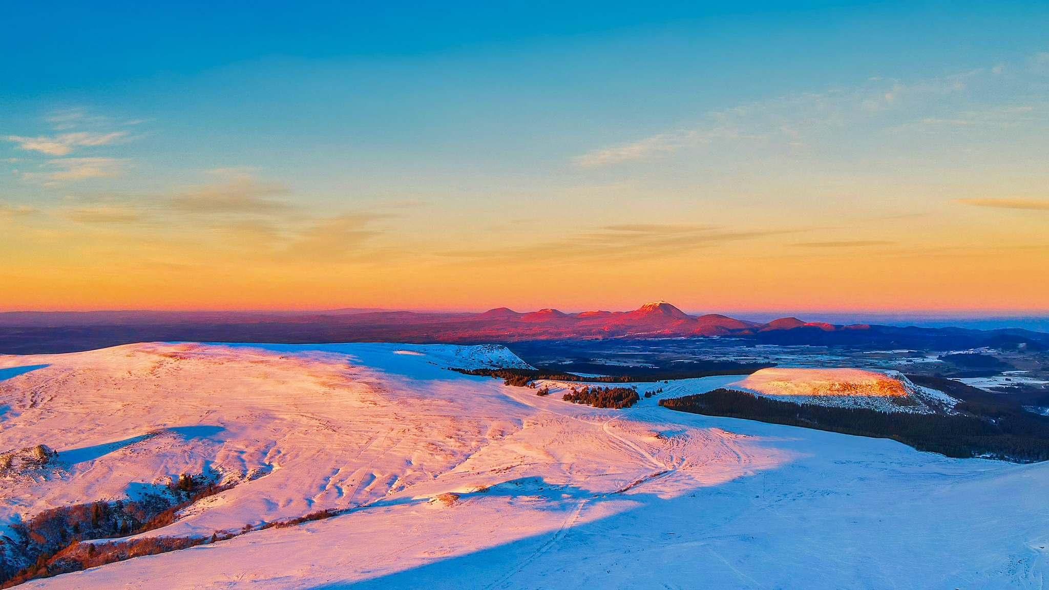 Puy de la Tache, coucher de soleil sur la Chaîne des Puys et le Puy de Dôme