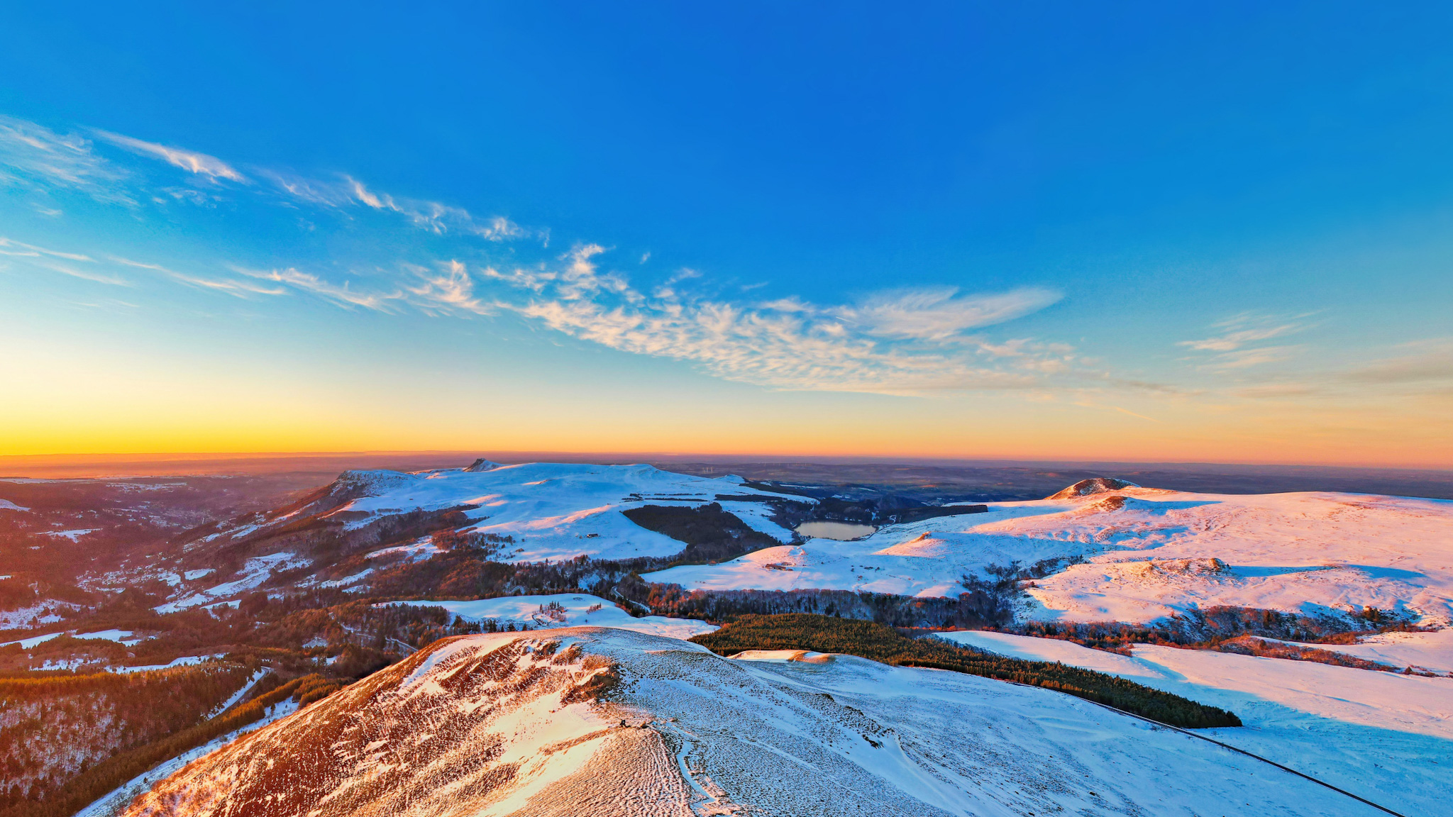 Puy de la Tache, coucher de soleil sur le Puy de l'Aiguiller, la Banne d'Ordanche et le Puy Gros