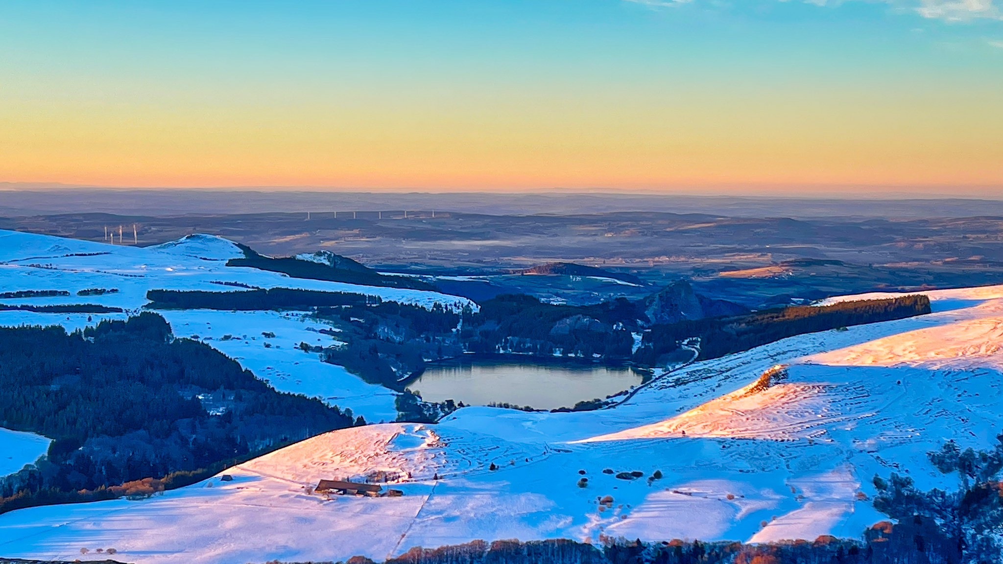 Puy de la Tache, coucher de soleil sur le Lac de Guéry