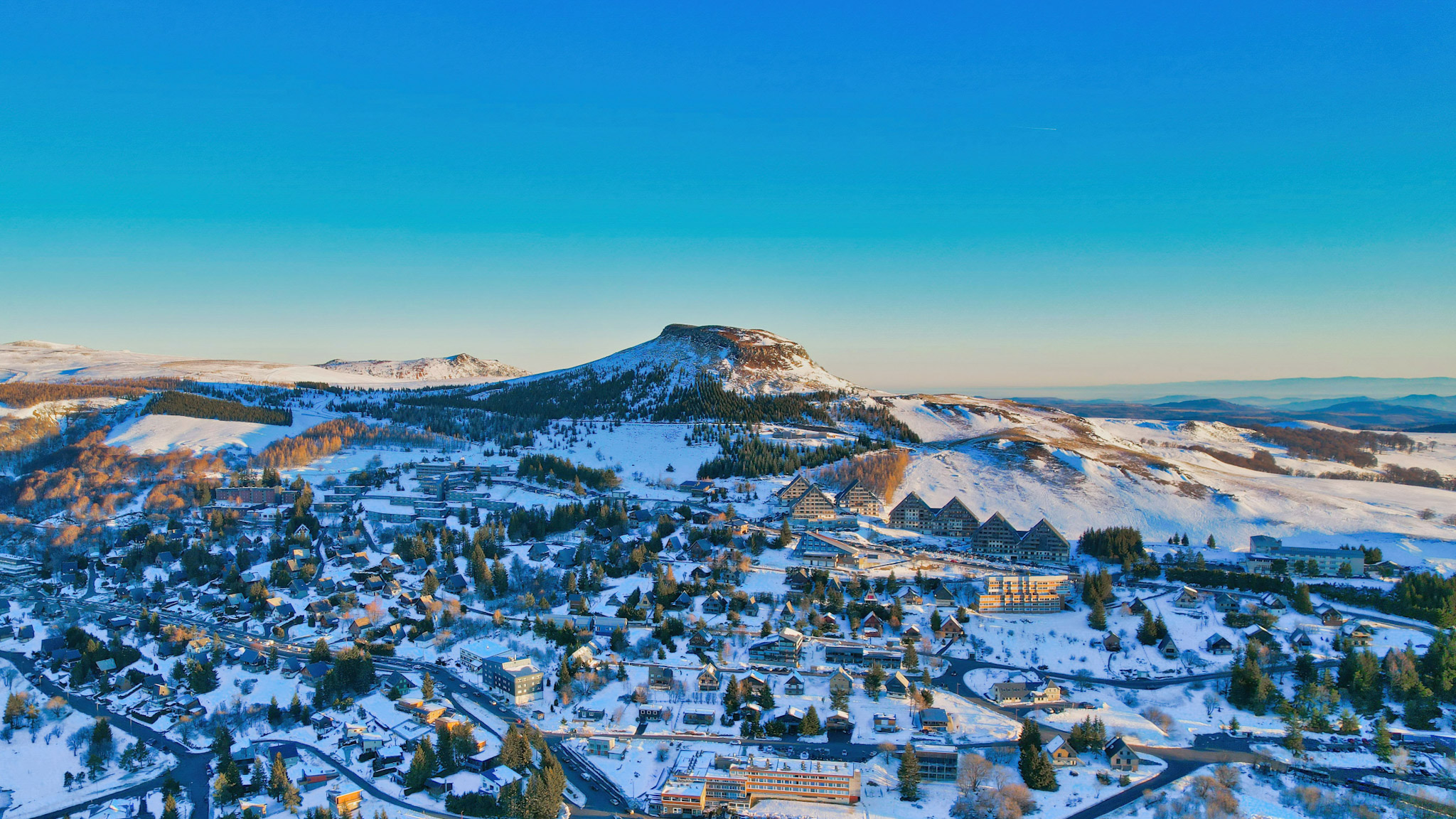 Super Besse, le Village de Chalet et le Puy du Chambourguet
