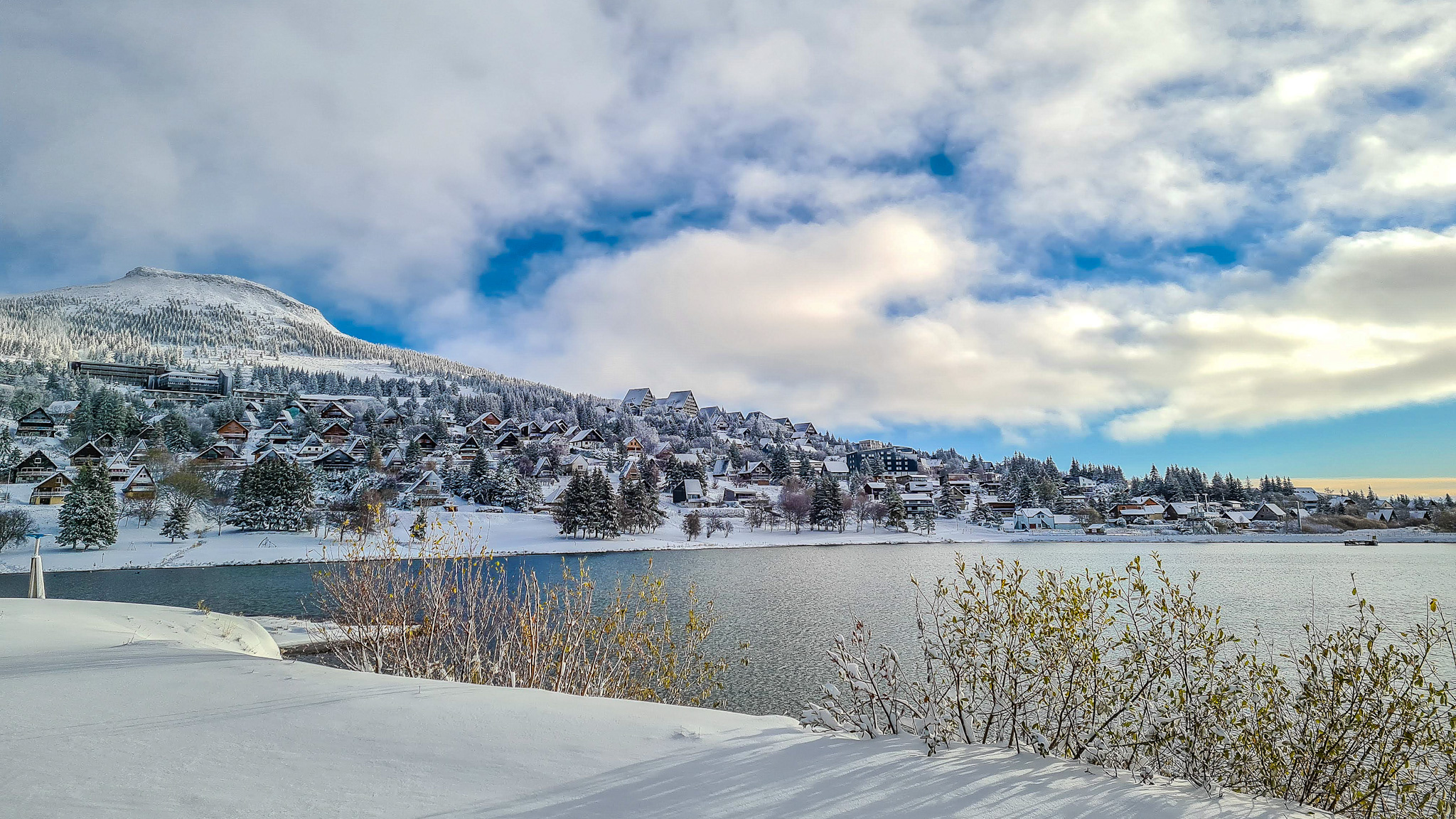 Super Besse, le Lac des Hermines et le village de chalet