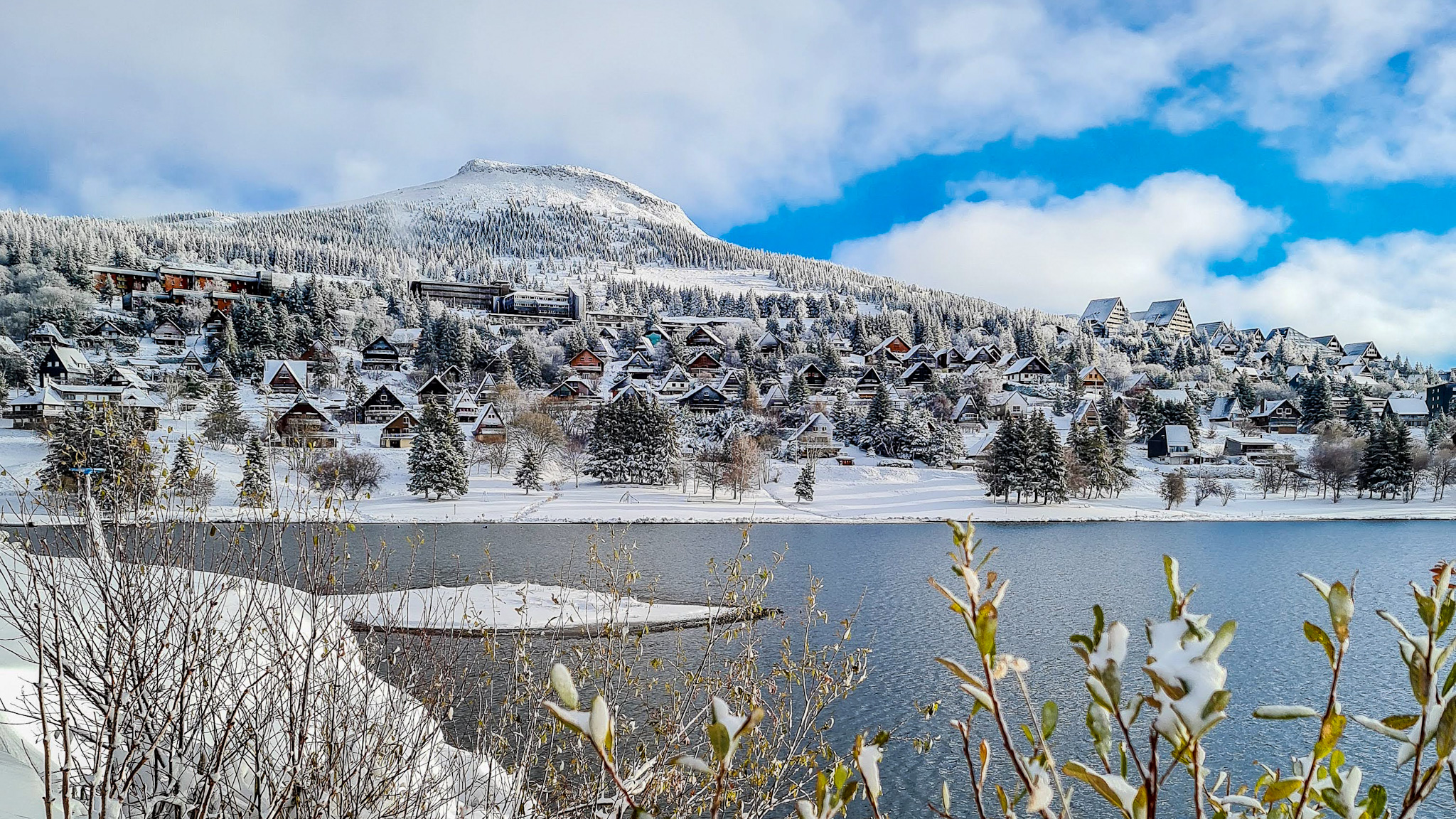 Super Besse, le Puy du Chambourguet et le Village de chalets